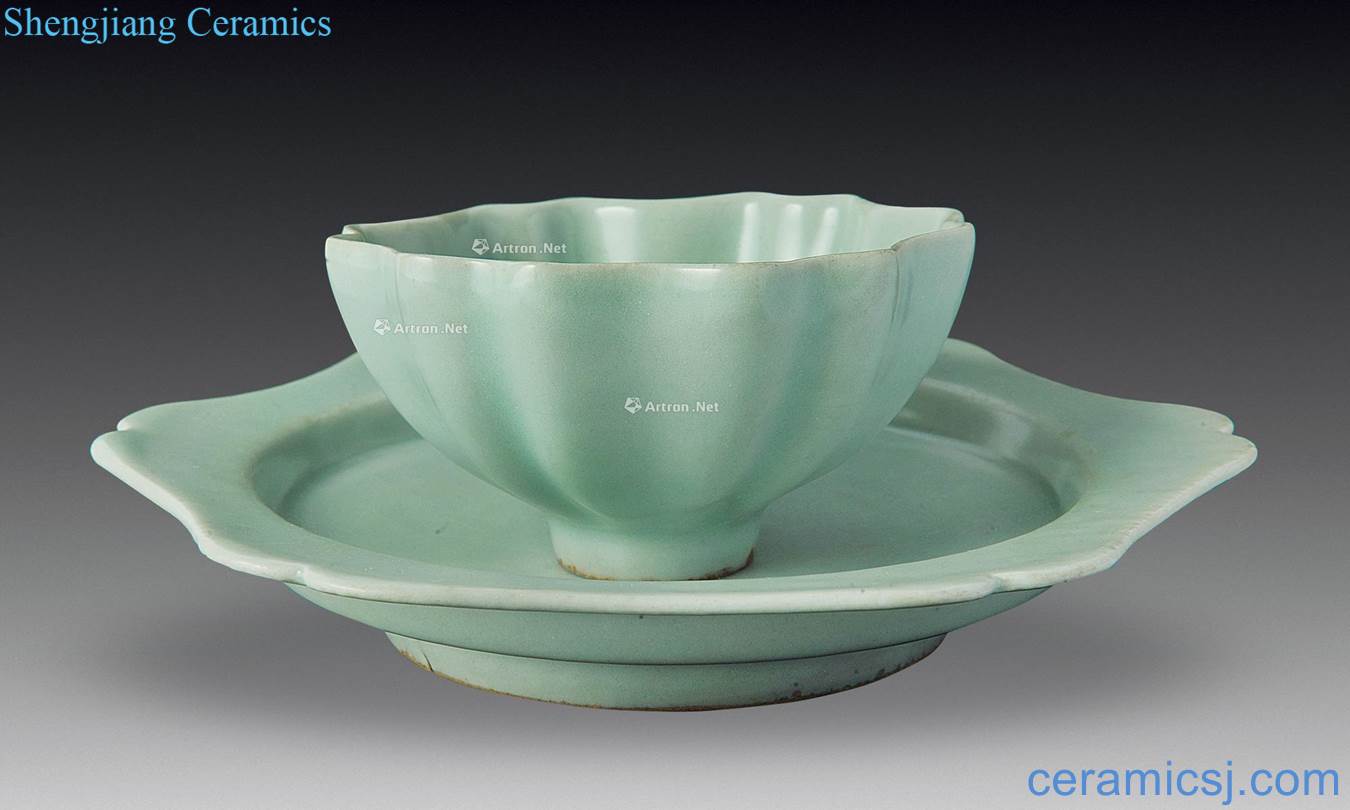 Ming or earlier Longquan celadon celadon tea light, the saucer