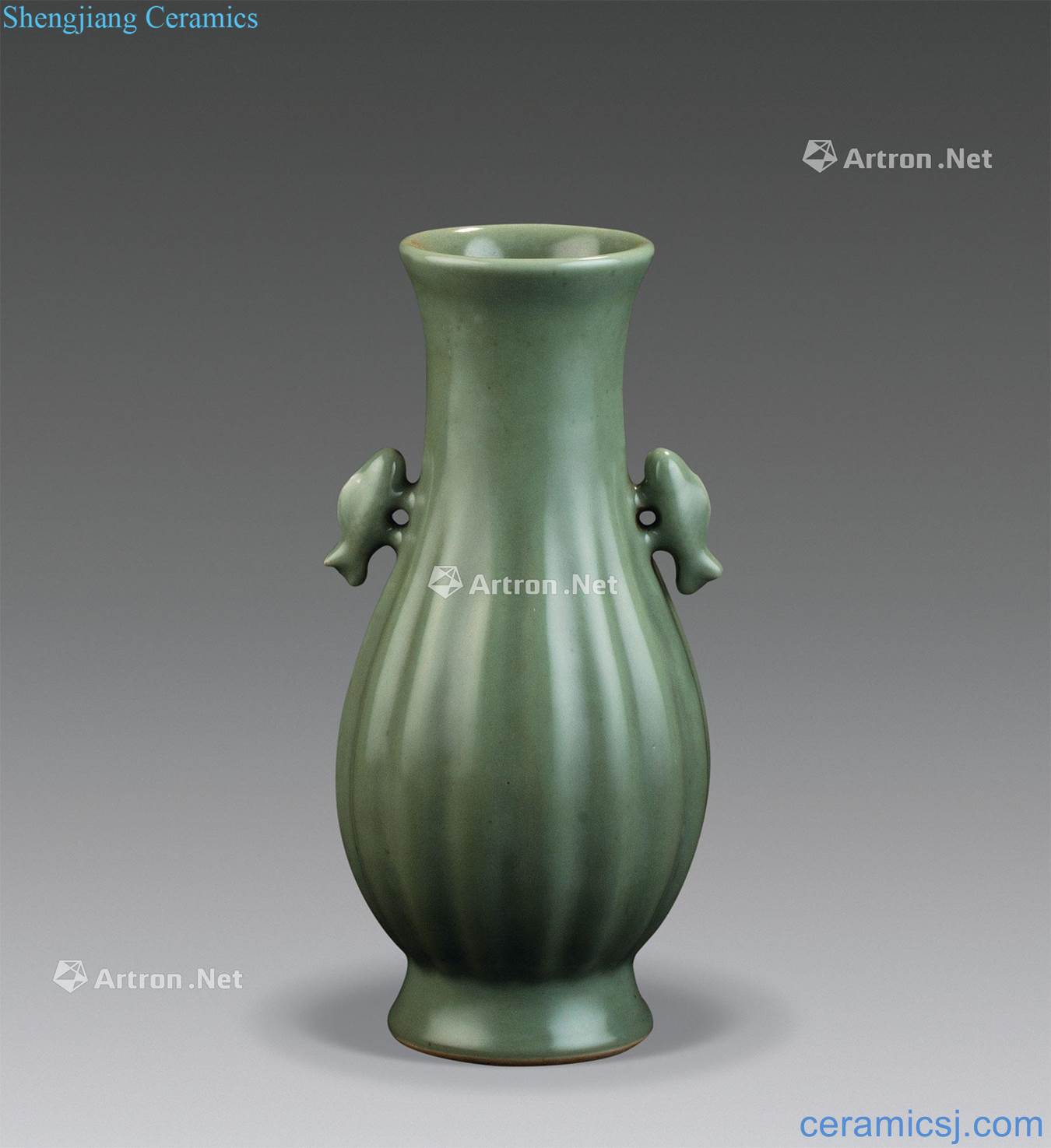 In the Ming dynasty (1368 ~ 1644) longquan celadon Pisces ear melon prismatic receptacle