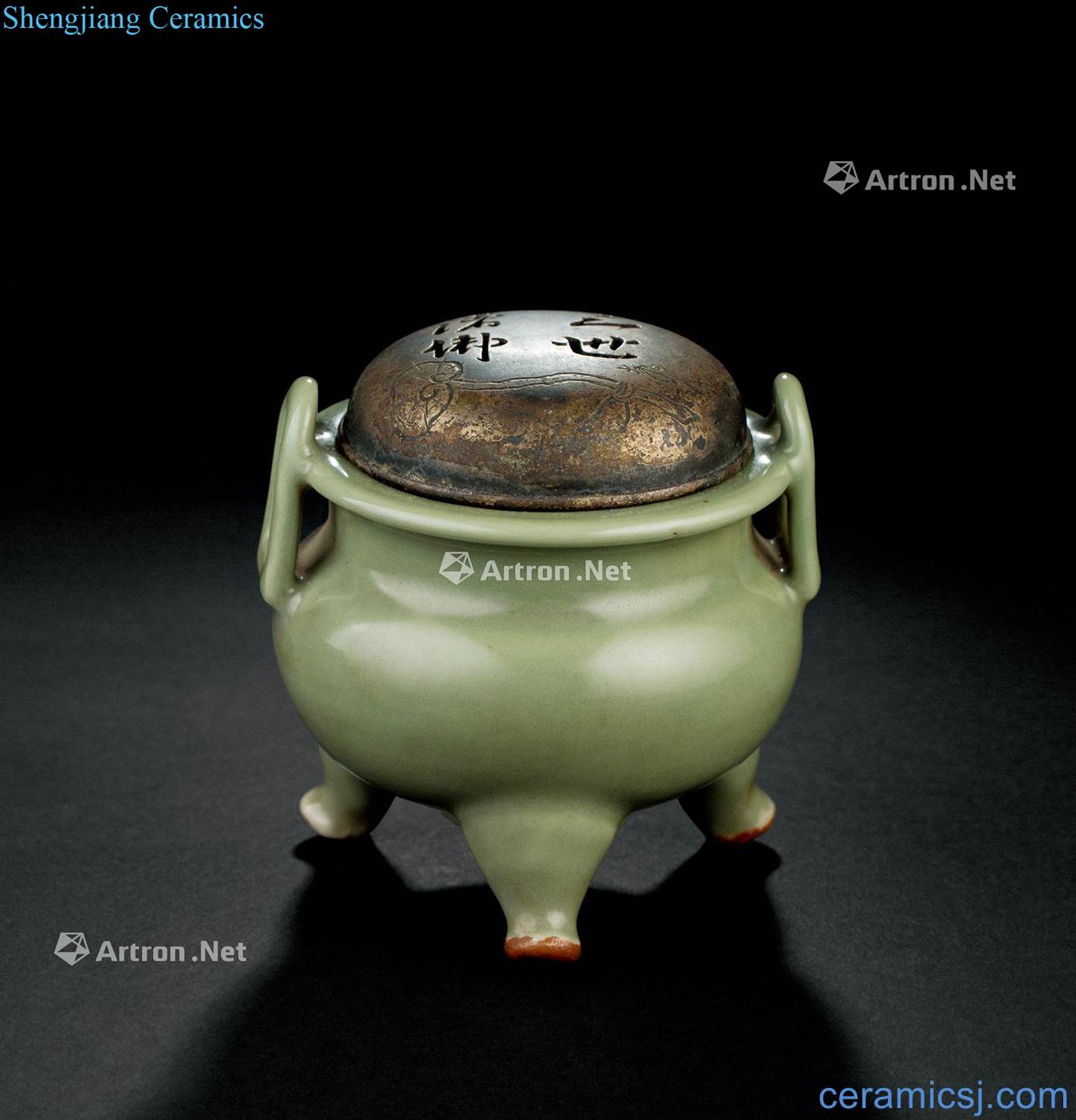 In the Ming dynasty (1368 ~ 1644) longquan celadon how ear three-legged censer