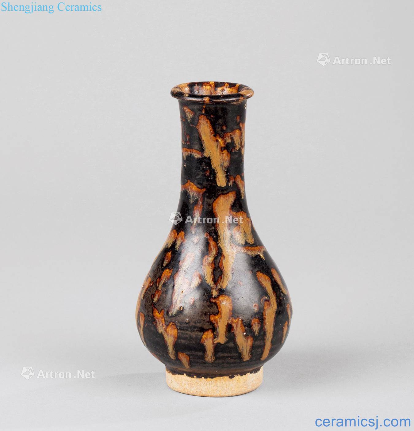 The song dynasty (960 ~ 1279) jizhou kiln hawksbill glaze bravery type bottle