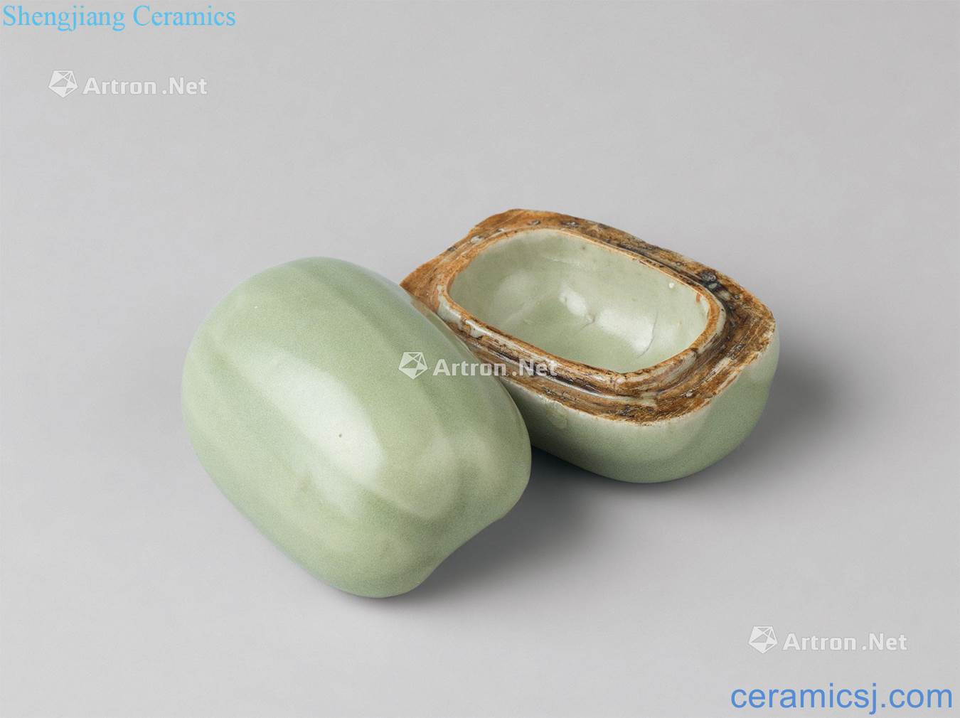 The song dynasty (960 ~ 1279) longquan celadon plum cucumber fragrance box