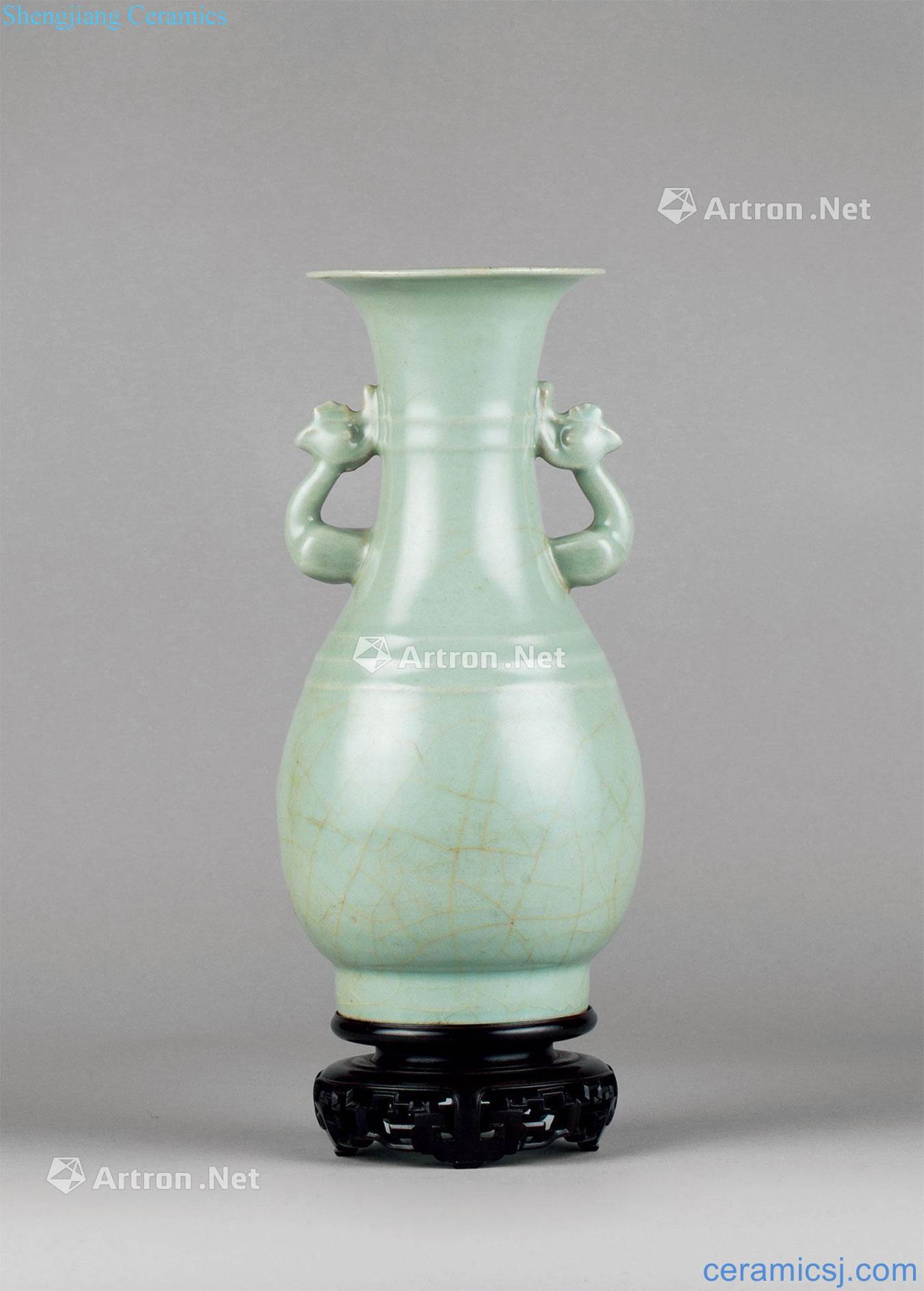 The song dynasty (960 ~ 1279) celadon double phoenix ear grain bottle
