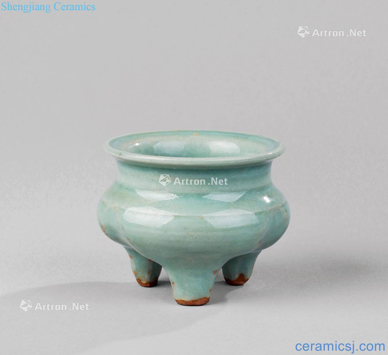 In the Ming dynasty (1368 ~ 1644) longquan celadon by furnace