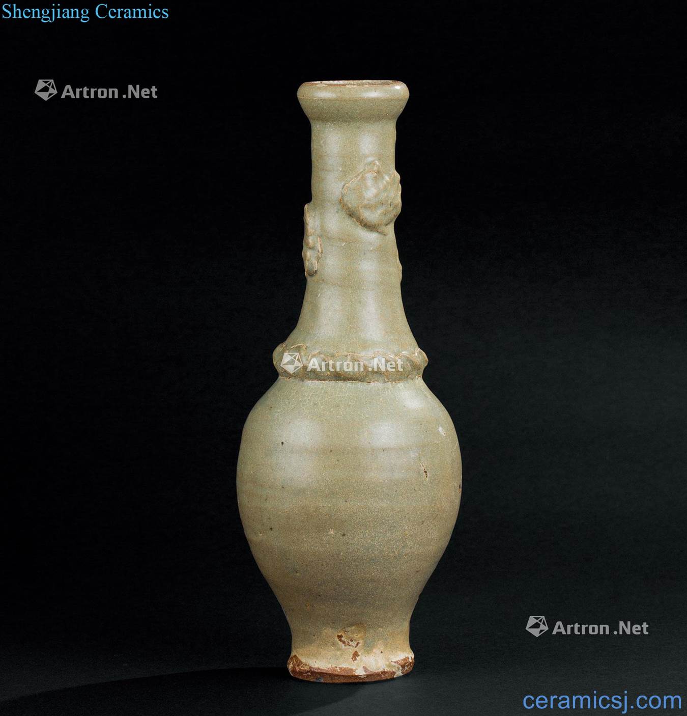 The yuan dynasty (1279 ~ 1368) longquan celadon dragon bottle