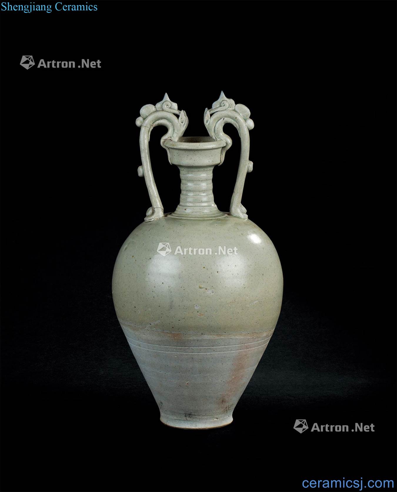 The tang dynasty (618 ~ 907) green glaze ssangyong bottle