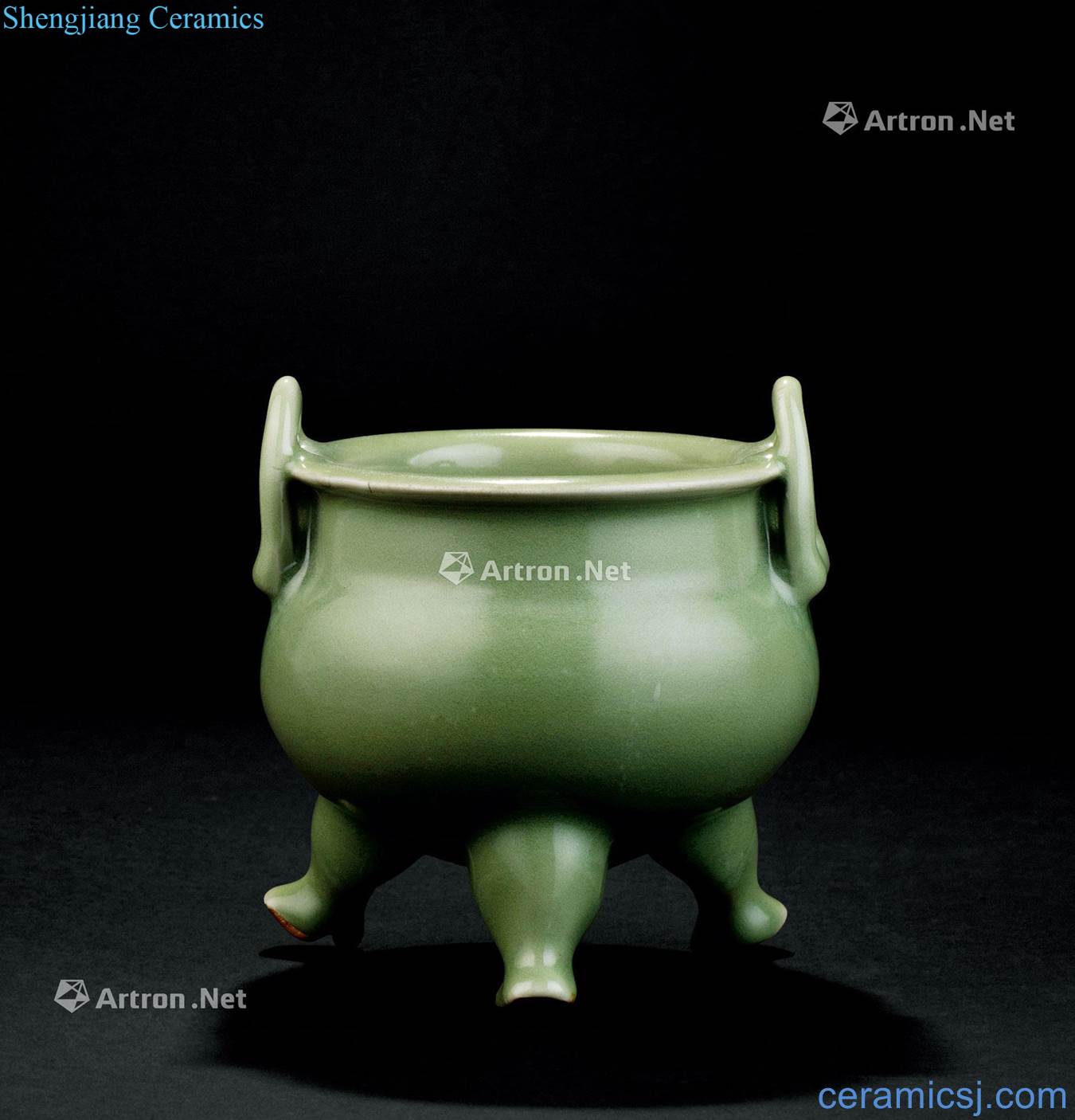 In the Ming dynasty (1368 ~ 1644) longquan celadon how ear three-legged censer