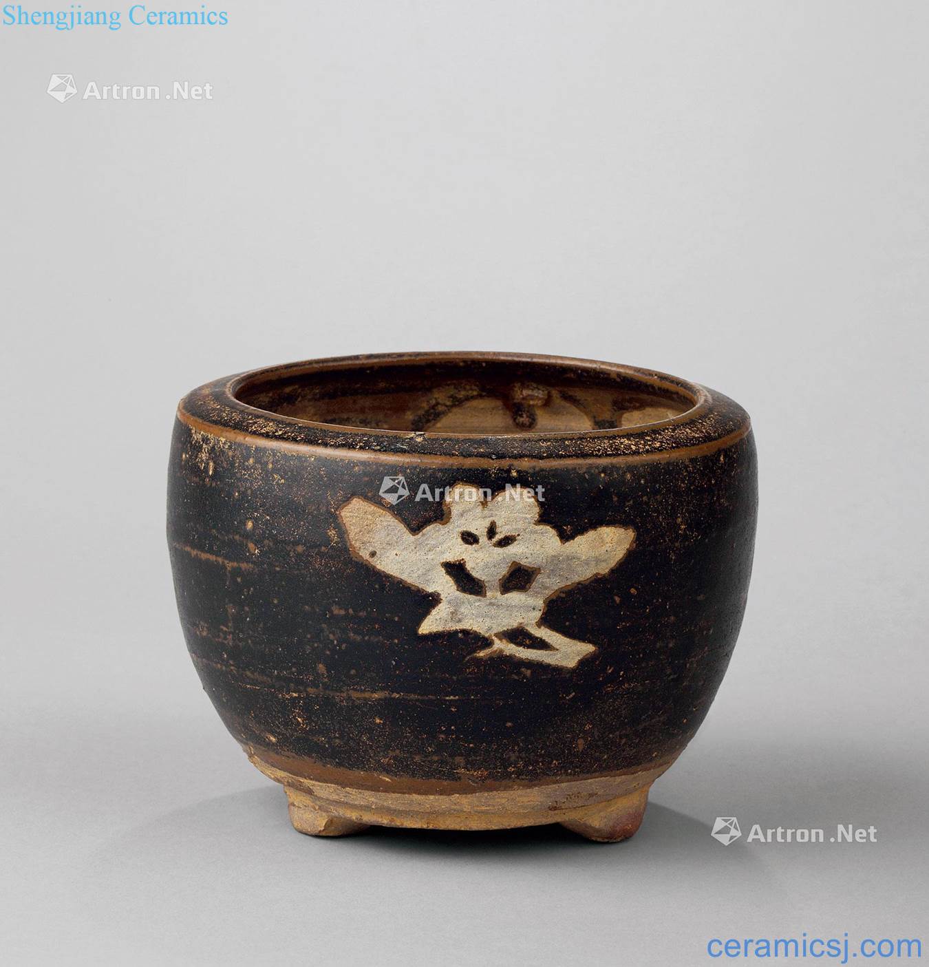 The song dynasty (960 ~ 1279) jizhou kiln flower grain three-legged censer