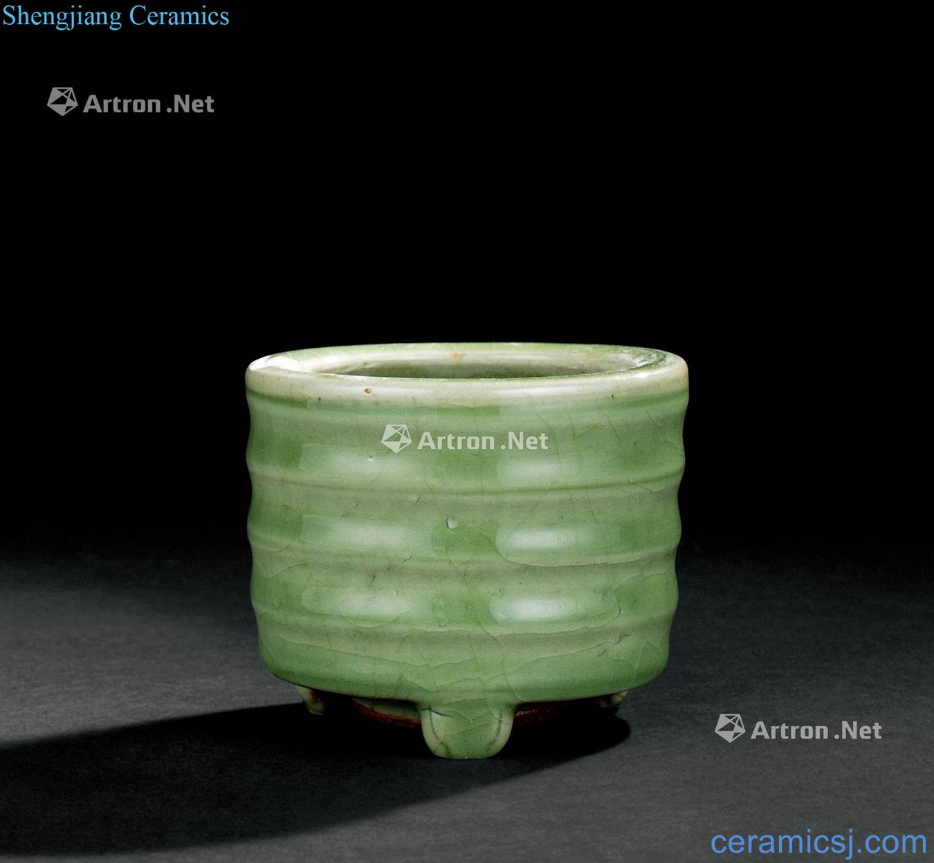 In the Ming dynasty (1368 ~ 1644) longquan celadon string lines three-legged censer