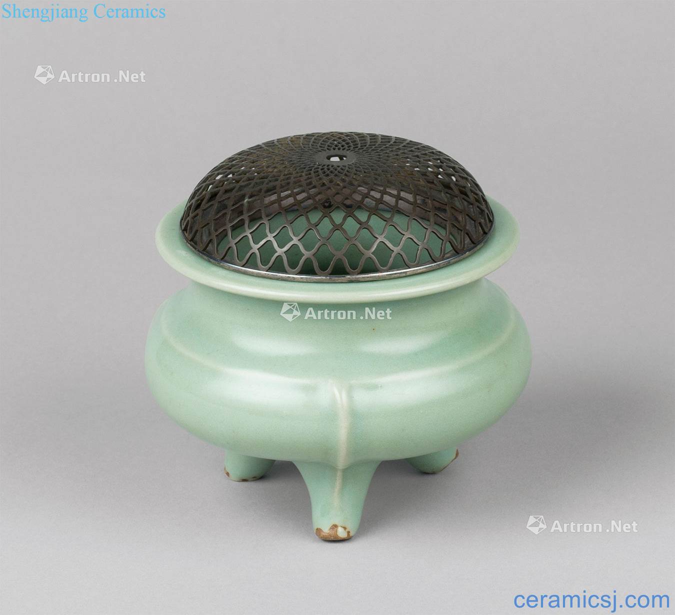 The song dynasty (960 ~ 1279) longquan celadon by furnace