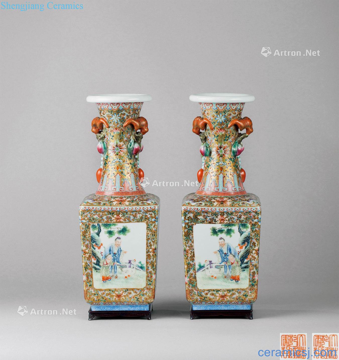 In the qing dynasty (1644 ~ 1911) pastel medallion figure vase (a)