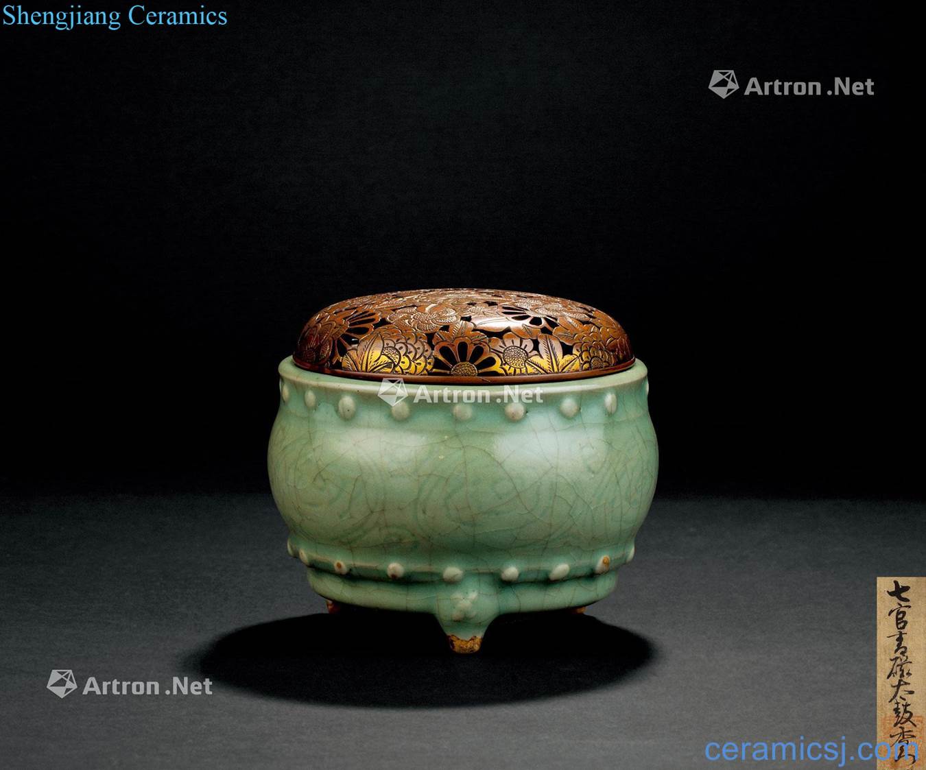 In the Ming dynasty (1368 ~ 1644) longquan celadon drum shape three-legged censer