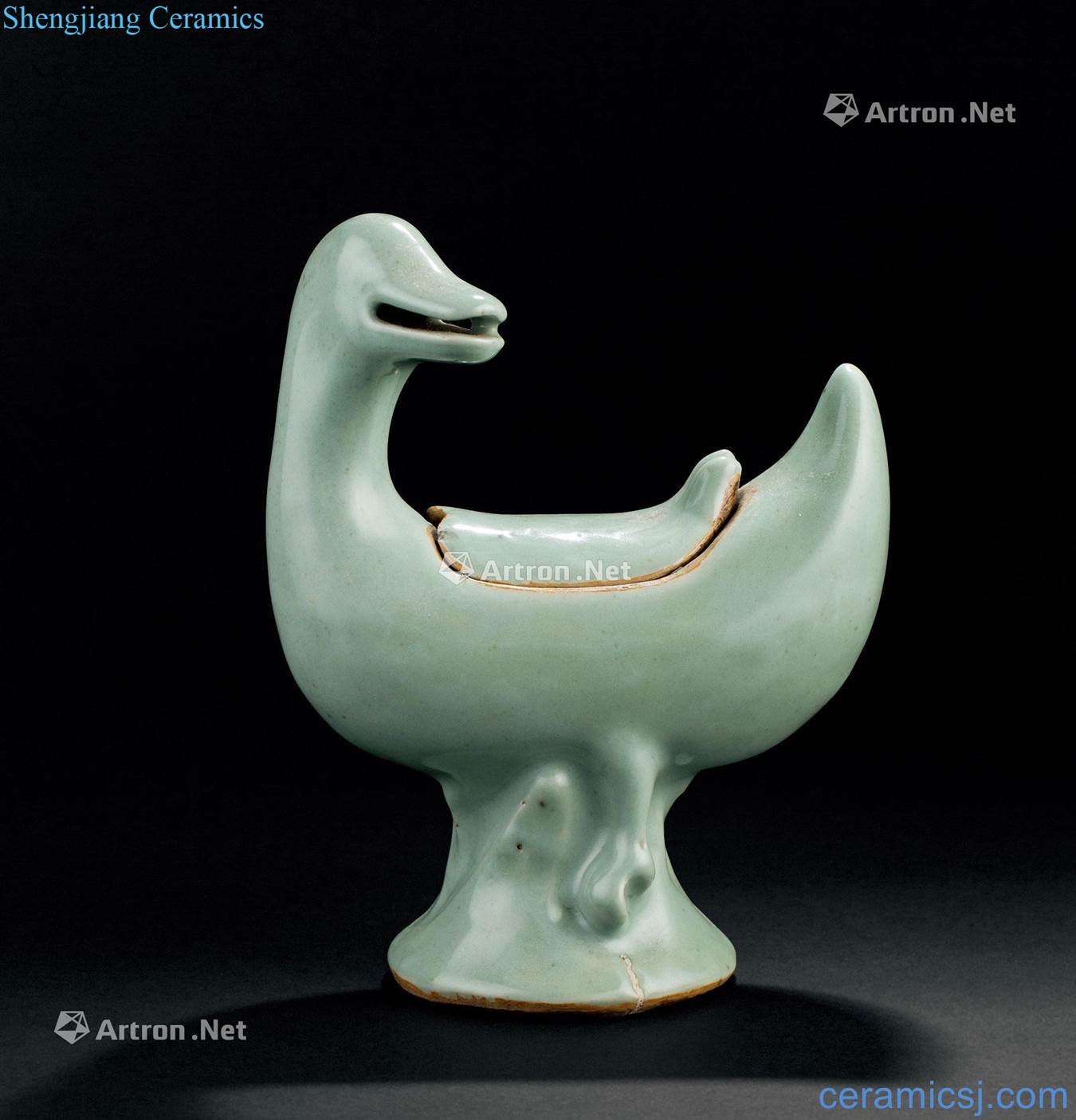In the Ming dynasty (1368 ~ 1644) longquan celadon duck shape of fragrance