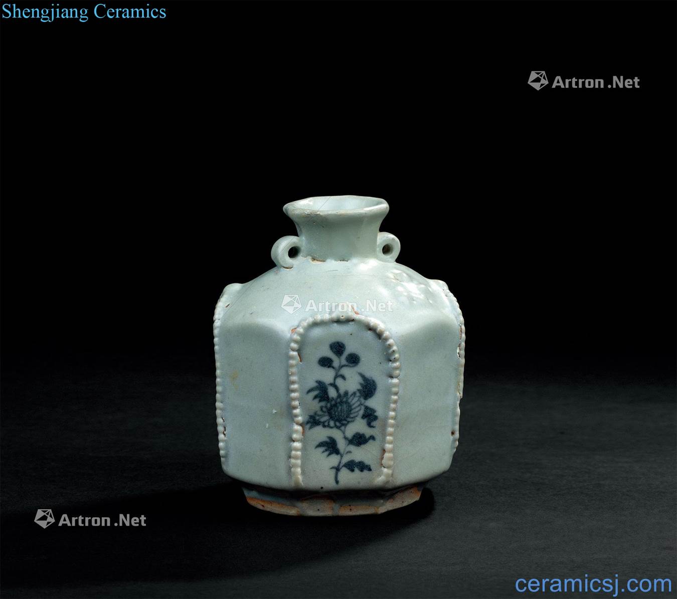The yuan dynasty (1279-1368) blue and white plastic decals ears small bottle