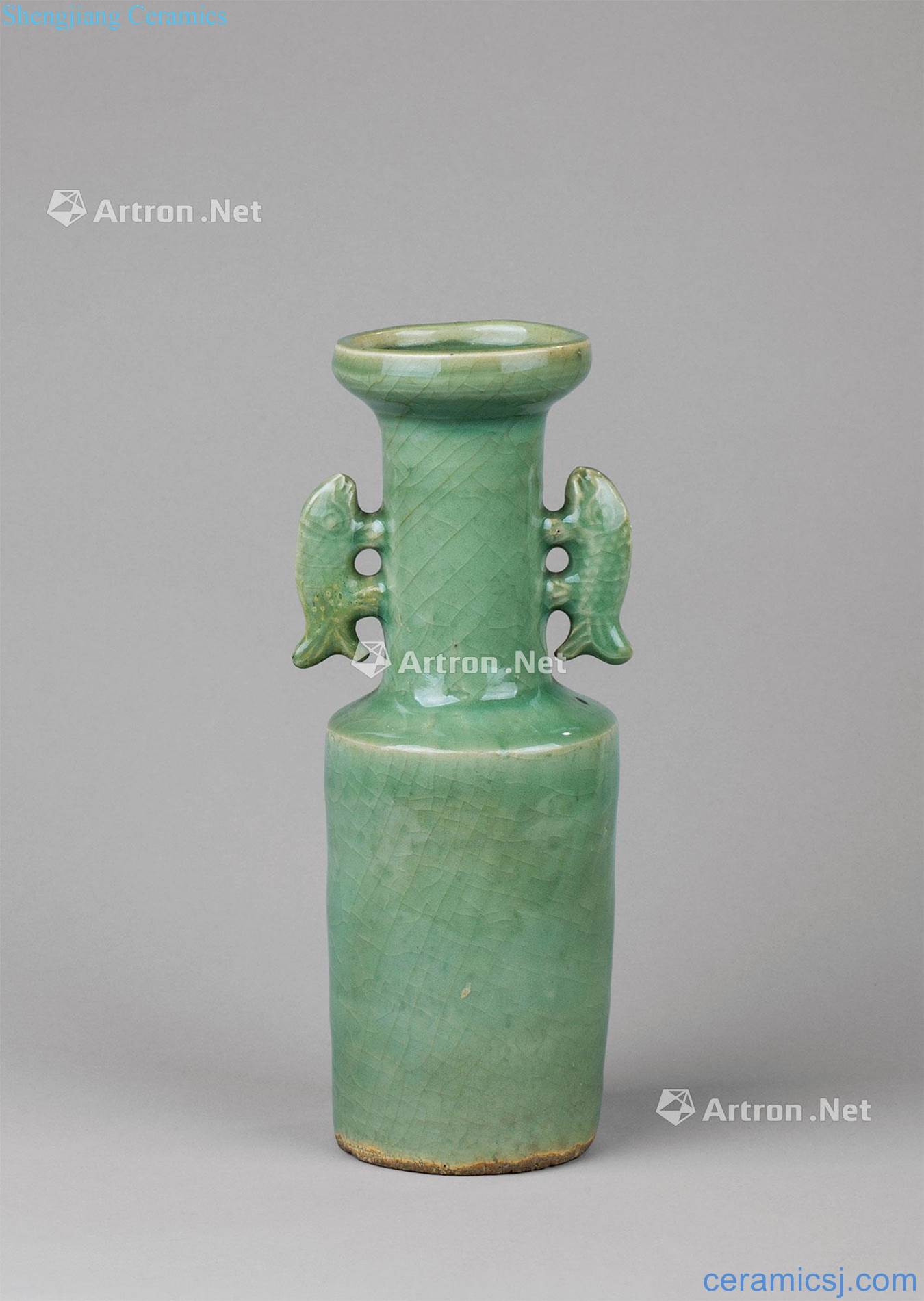 In the Ming dynasty (1368 ~ 1644) longquan celadon vase with a Pisces