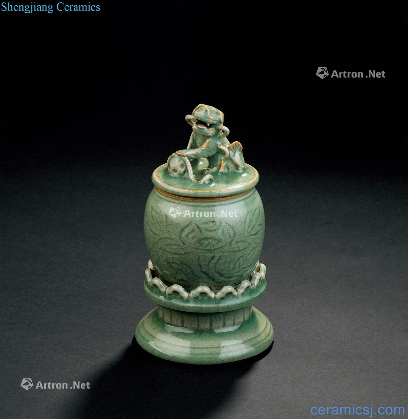 In the Ming dynasty (1368 ~ 1644) longquan celadon celadon carved lions NiuXiang smoked