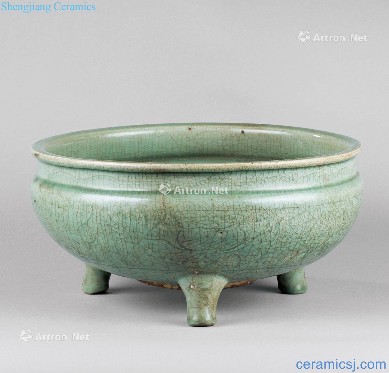In the Ming dynasty (1368 ~ 1644) longquan celadon three-legged incense burner