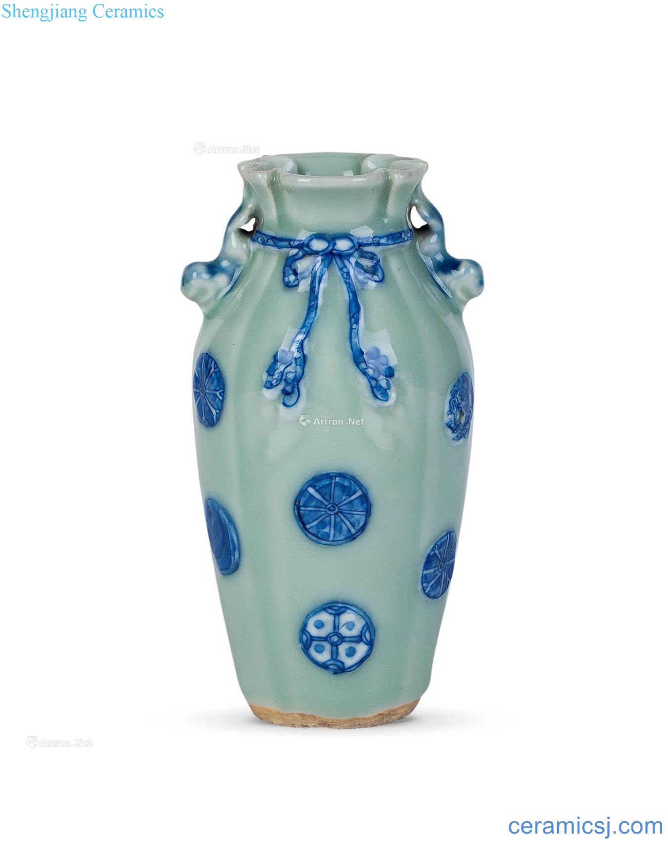 Mid qing Blue and white ball baggage bottle