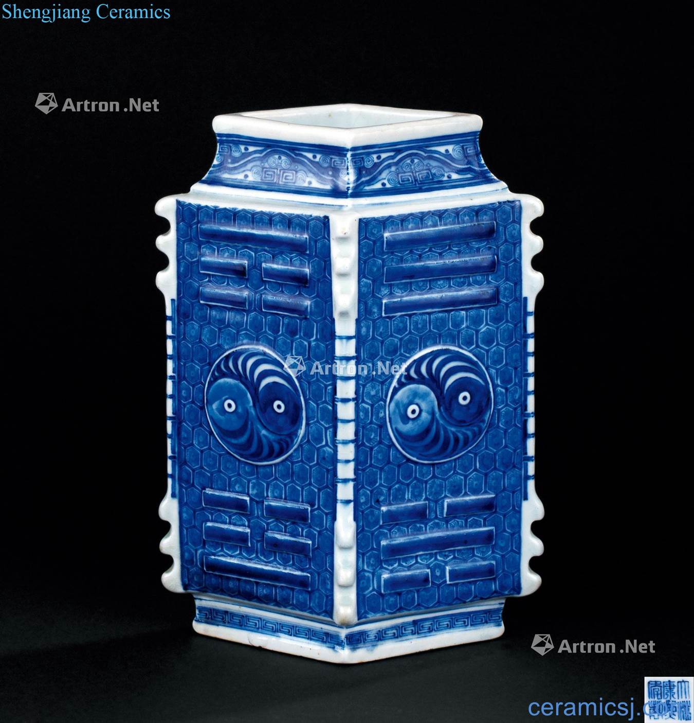 In the qing dynasty (1644-1911) blue and white gossip grain diamond bottle
