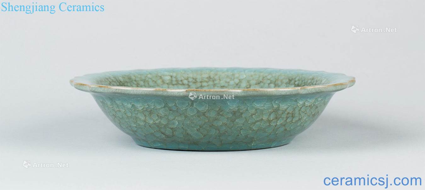 The song dynasty (960-1279), kiln celadon kwai mouth tray