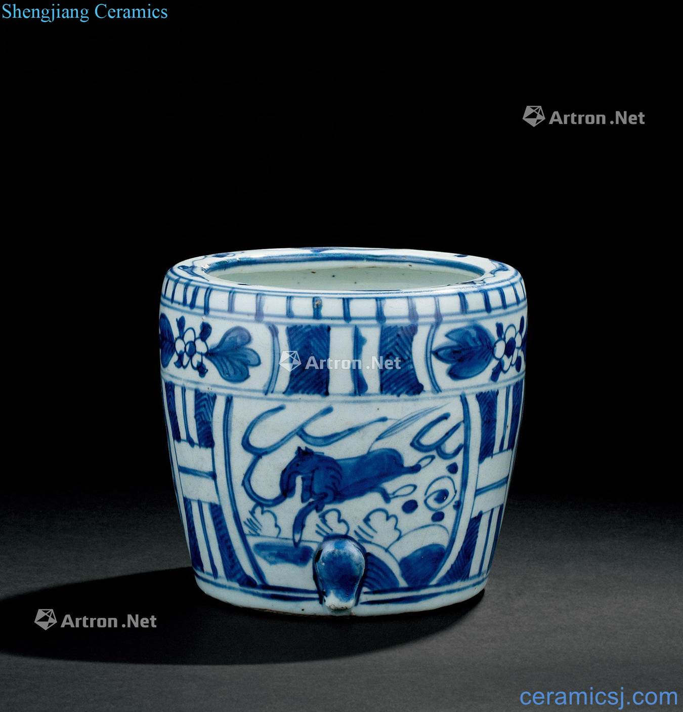 In the Ming dynasty (1368 ~ 1644) blue and white medallion Ma Wen three-legged incense burner