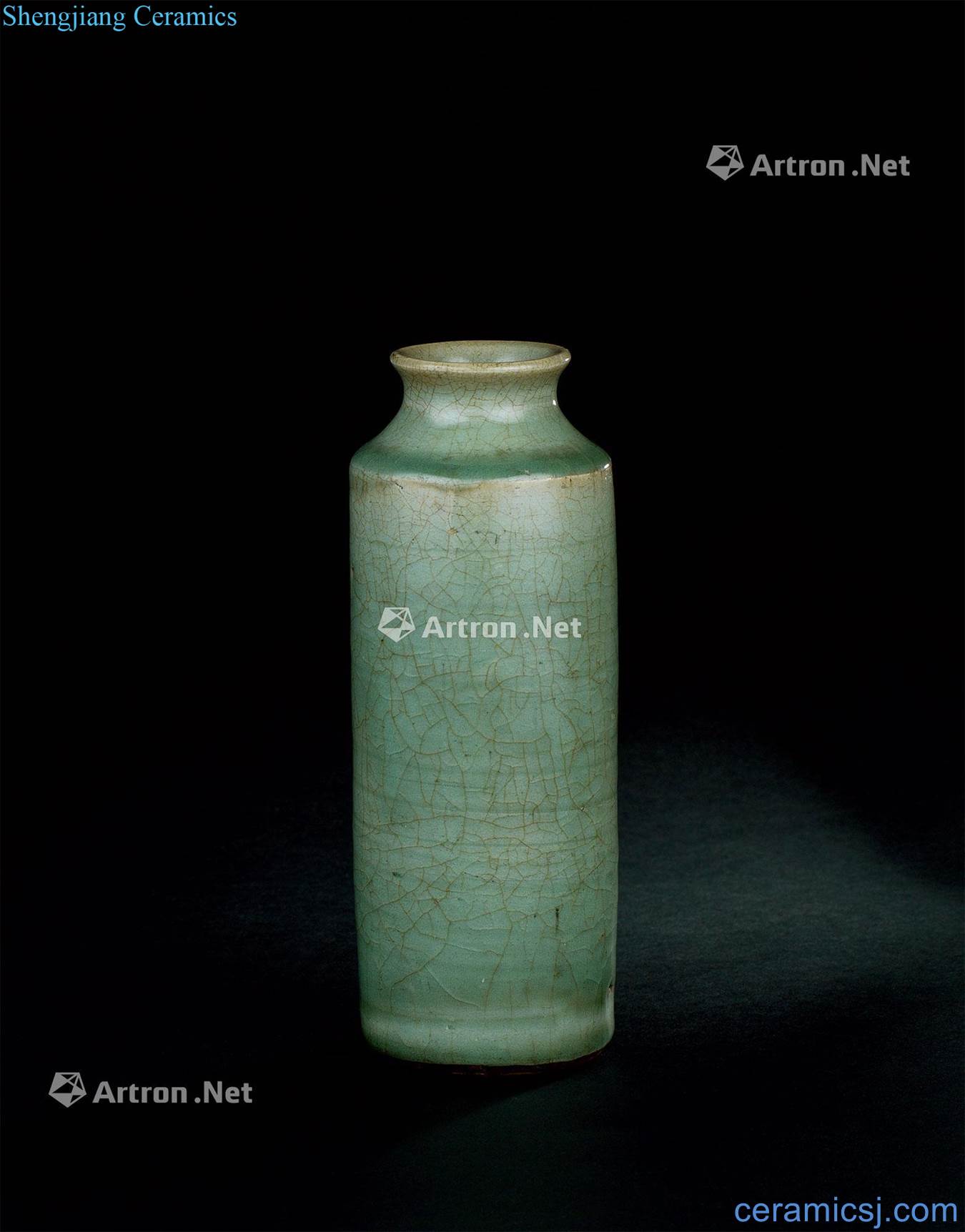 In the Ming dynasty (1368 ~ 1644) longquan celadon cylindrical flowers