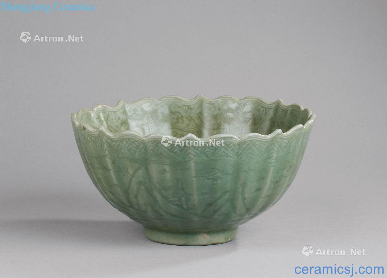 In the Ming dynasty (1368-1644), longquan celadon flower grain kwai mouth big bowl