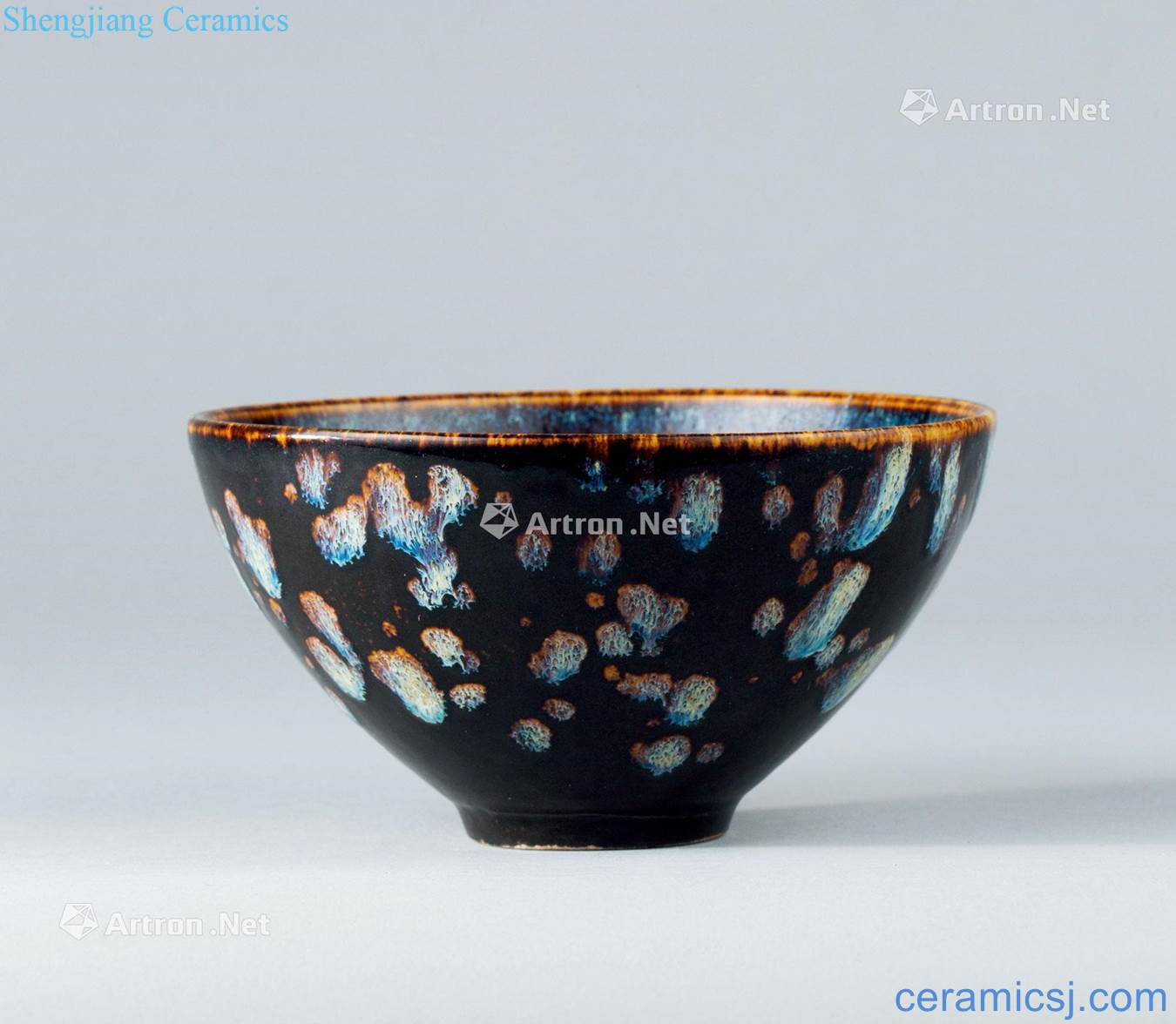 The song dynasty (960-1279), jizhou kiln paper-cut pattern bowl