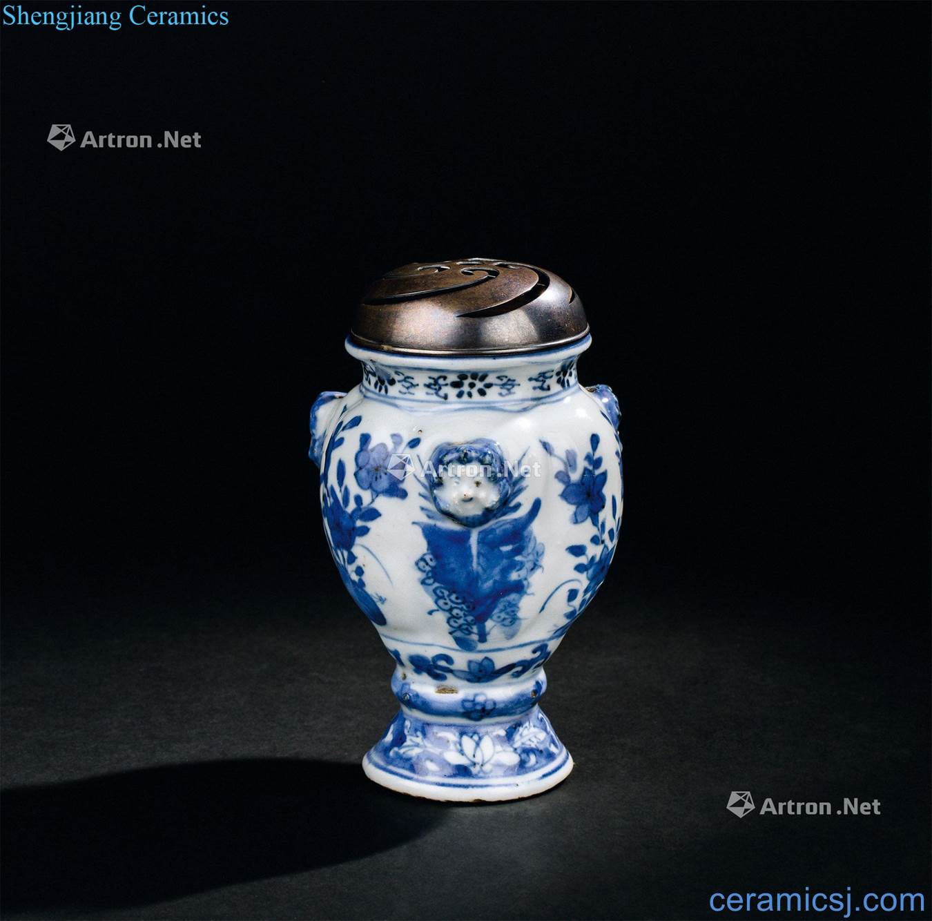 In the Ming dynasty (1368-1644) blue and white Portugal moai statues ear melon leng bottle