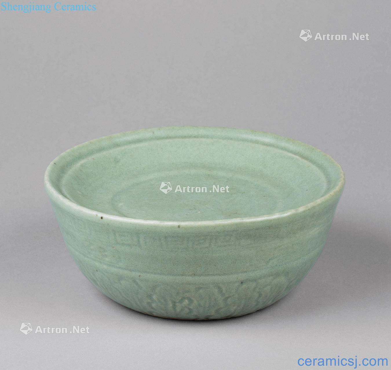 In the Ming dynasty (1368-1644), longquan celadon flower tattoos zhuge bowl