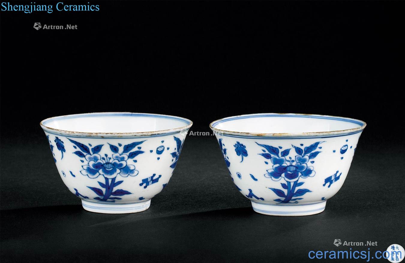 In the Ming dynasty (1368-1644) blue and white flowers green-splashed bowls (a)