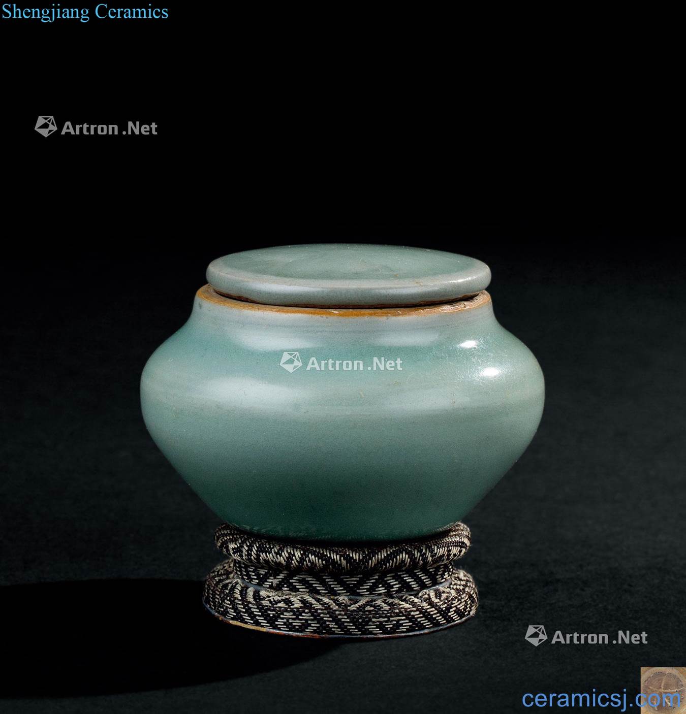 In the Ming dynasty (1368-1644), celadon tank cap