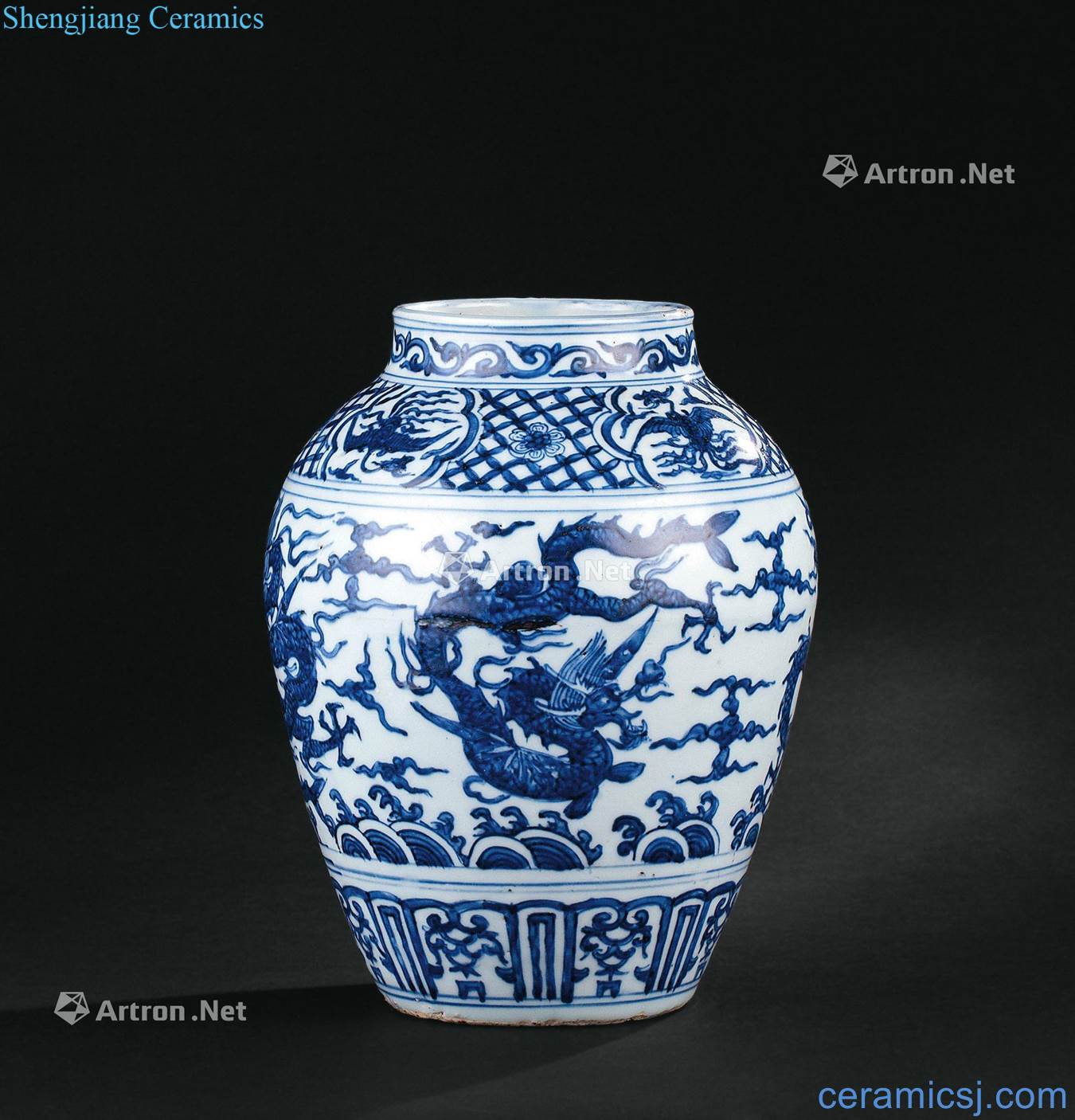 In the Ming dynasty (1368-1644) blue and white longfeng grain tank