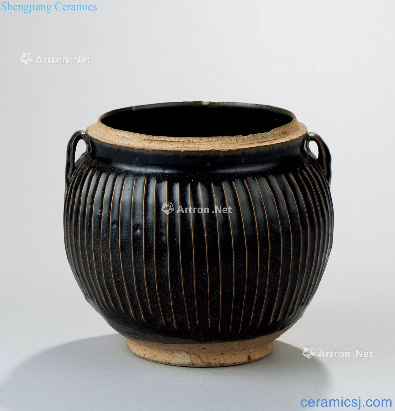 The song dynasty (960-1279), the black glaze line stripes ears cans