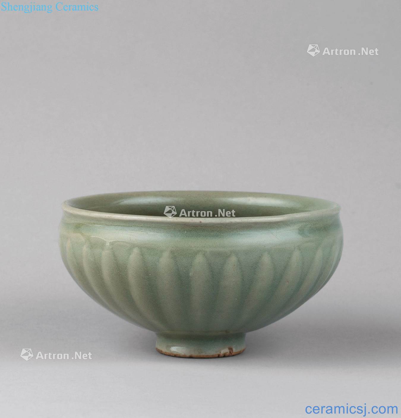 Song dynasty (960-1279), longquan celadon carved flower grain lotus-shaped bowl