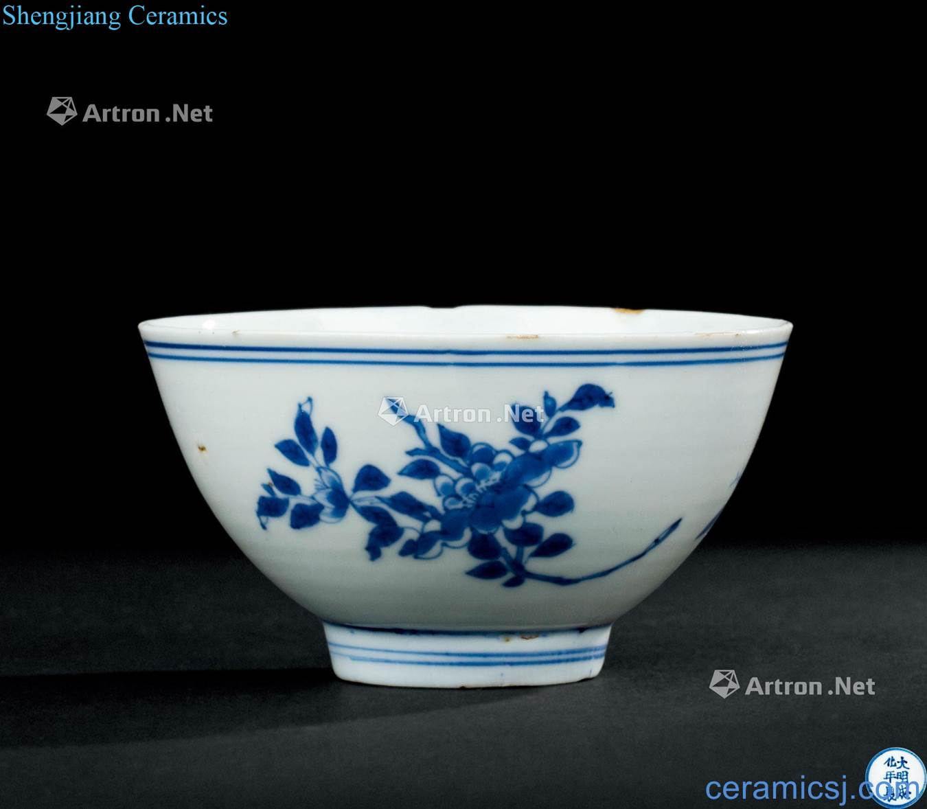 In the qing dynasty (1644-1911) blue and white flower grain lotus seed bowl