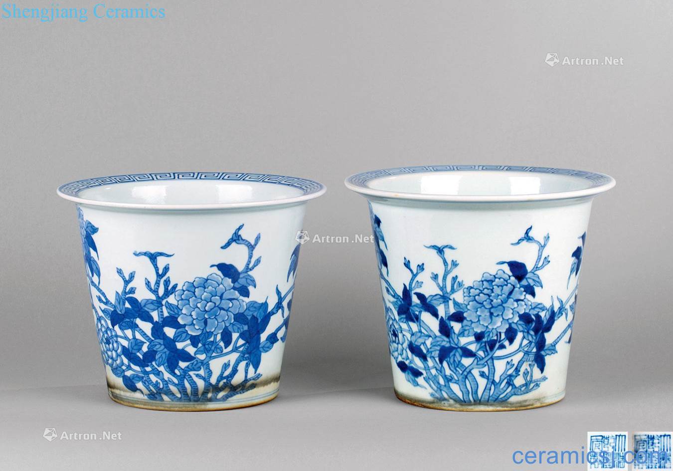 Blue and white flower grain flowerpot in the qing dynasty (1644-1911) (a)