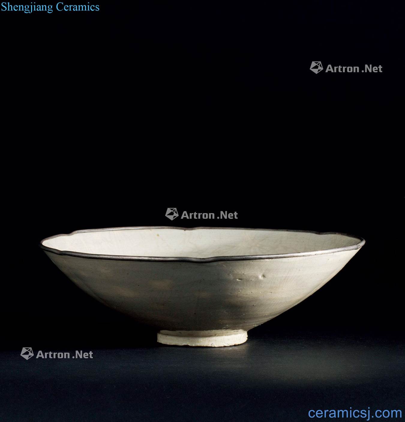 The song dynasty (960-1279), kiln silvering mouth mouth bowl