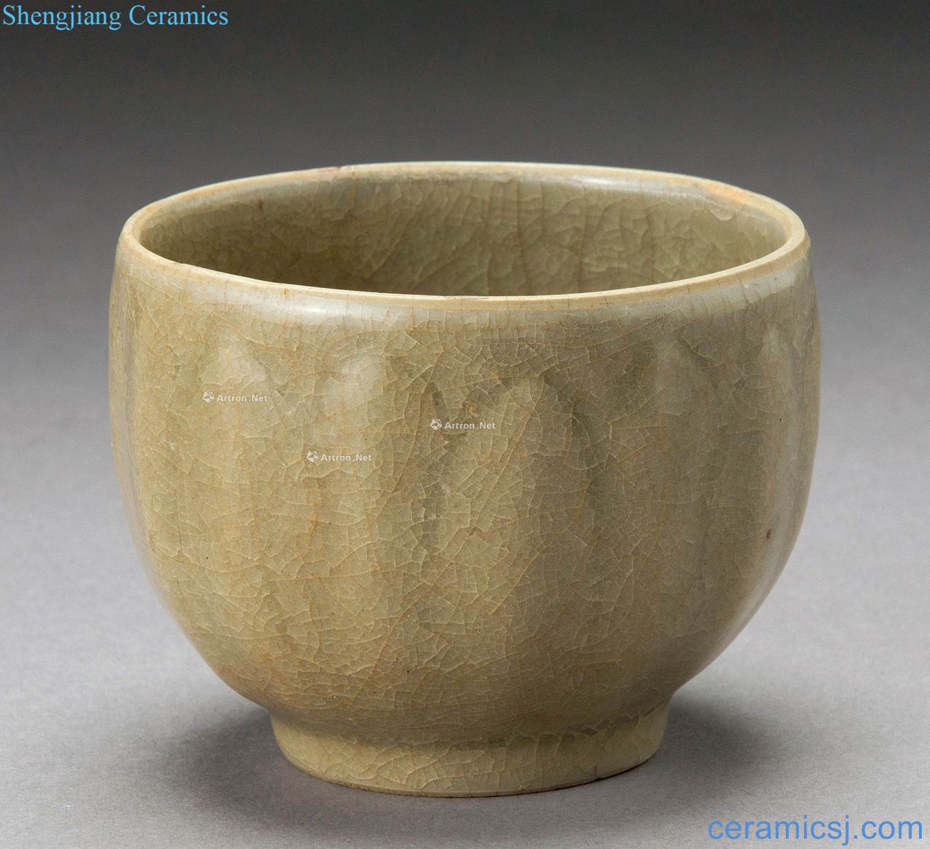 The southern song dynasty Longquan celadon lotus-shaped bowl lines