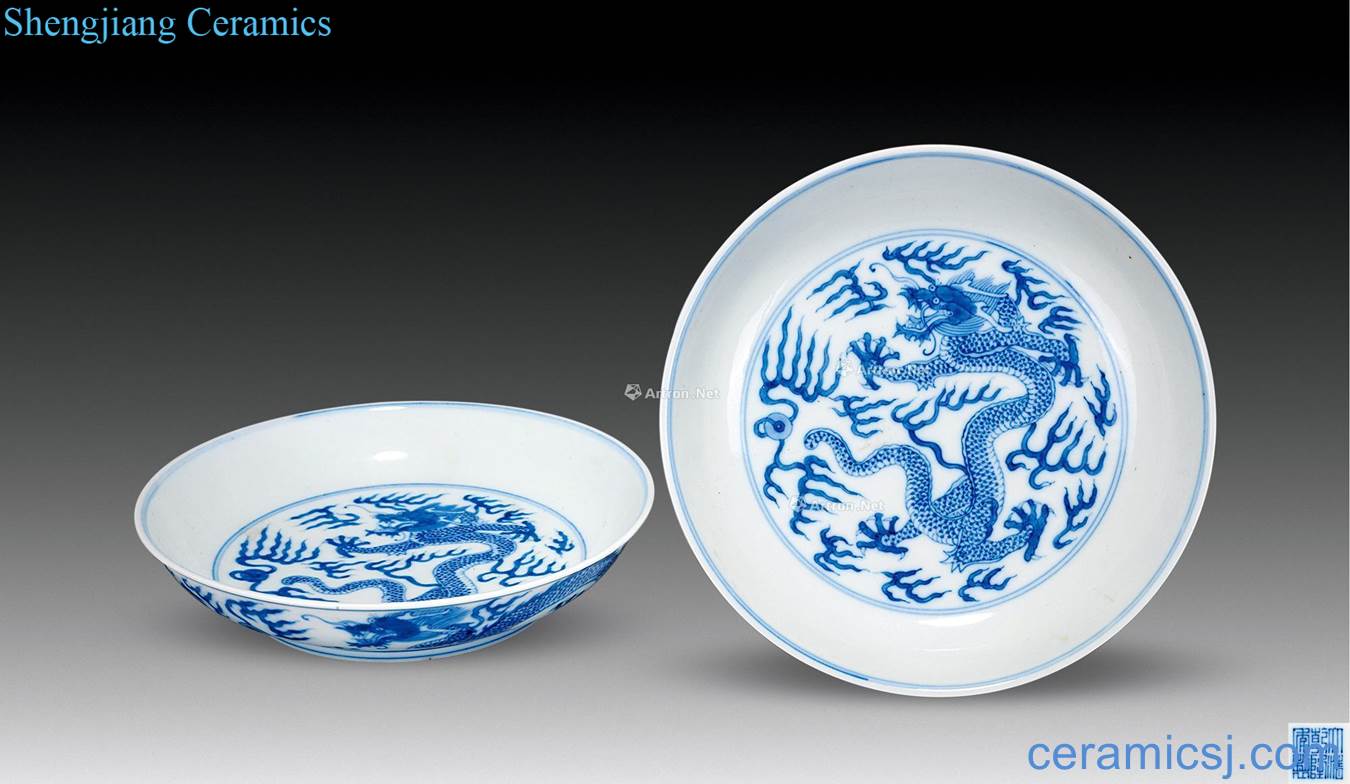 In the qing dynasty Blue and white dragon plate (a)