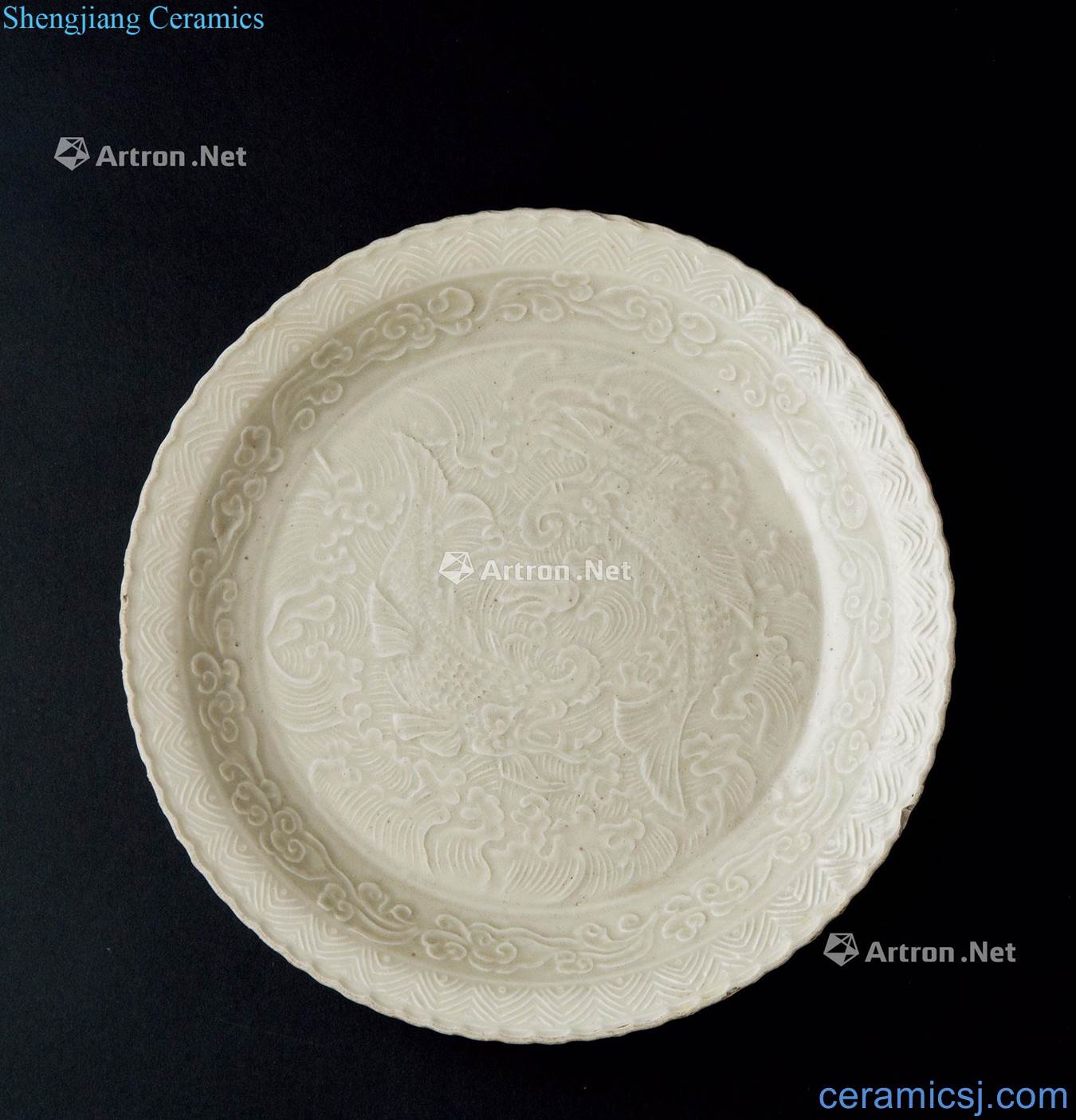 The song dynasty (960-1279), kiln porcelain carved seawater Pisces grain flower mouth plate edges
