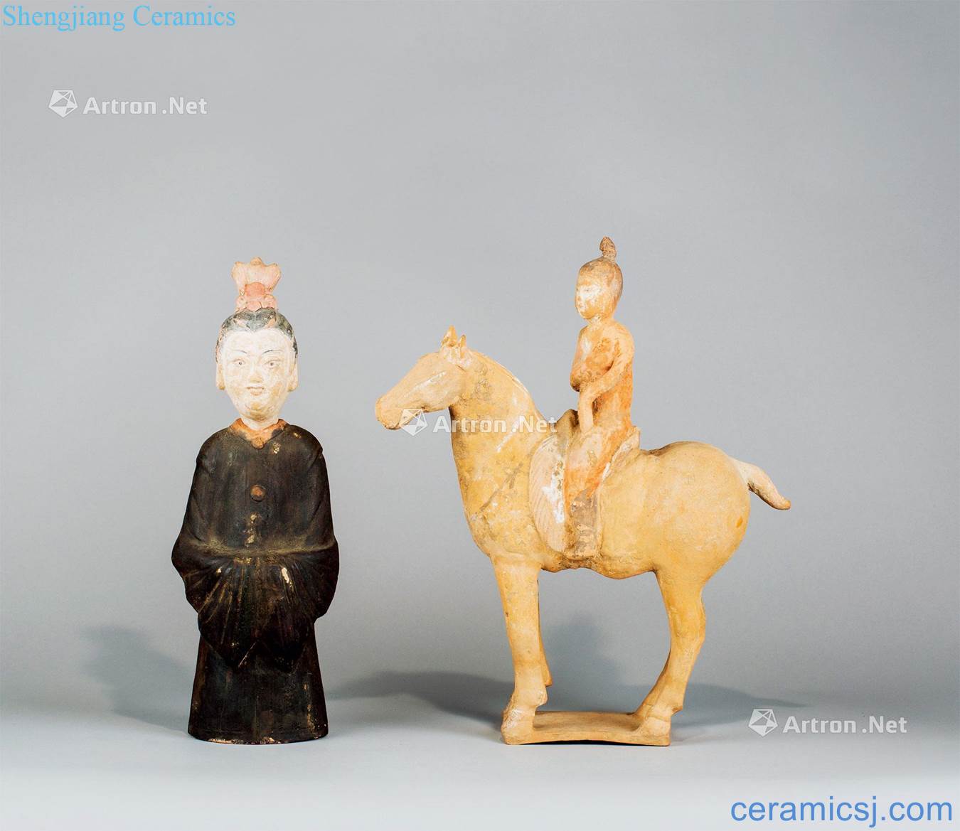 The tang dynasty (618-907) painted pottery horseback riding is a clay figures (two groups)