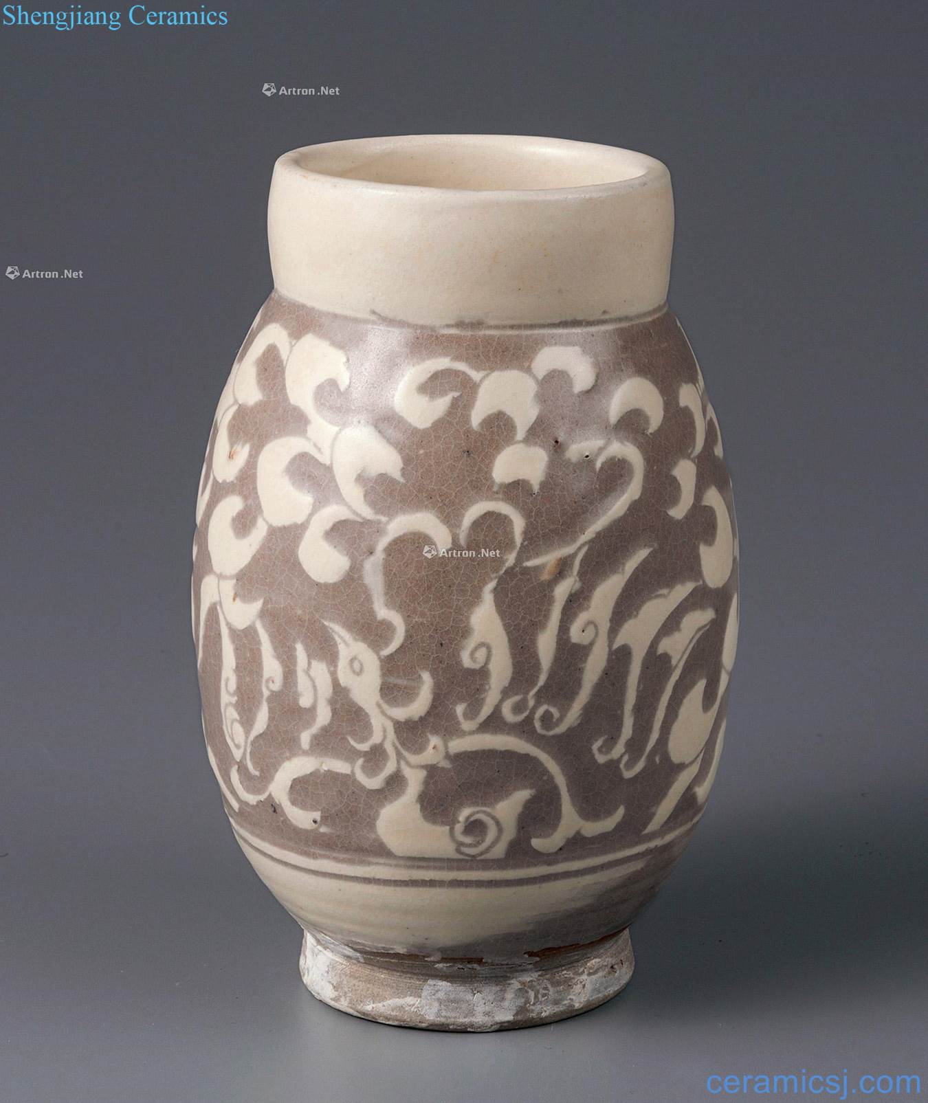 The song dynasty Jizhou kiln white carved flower peony grain tank