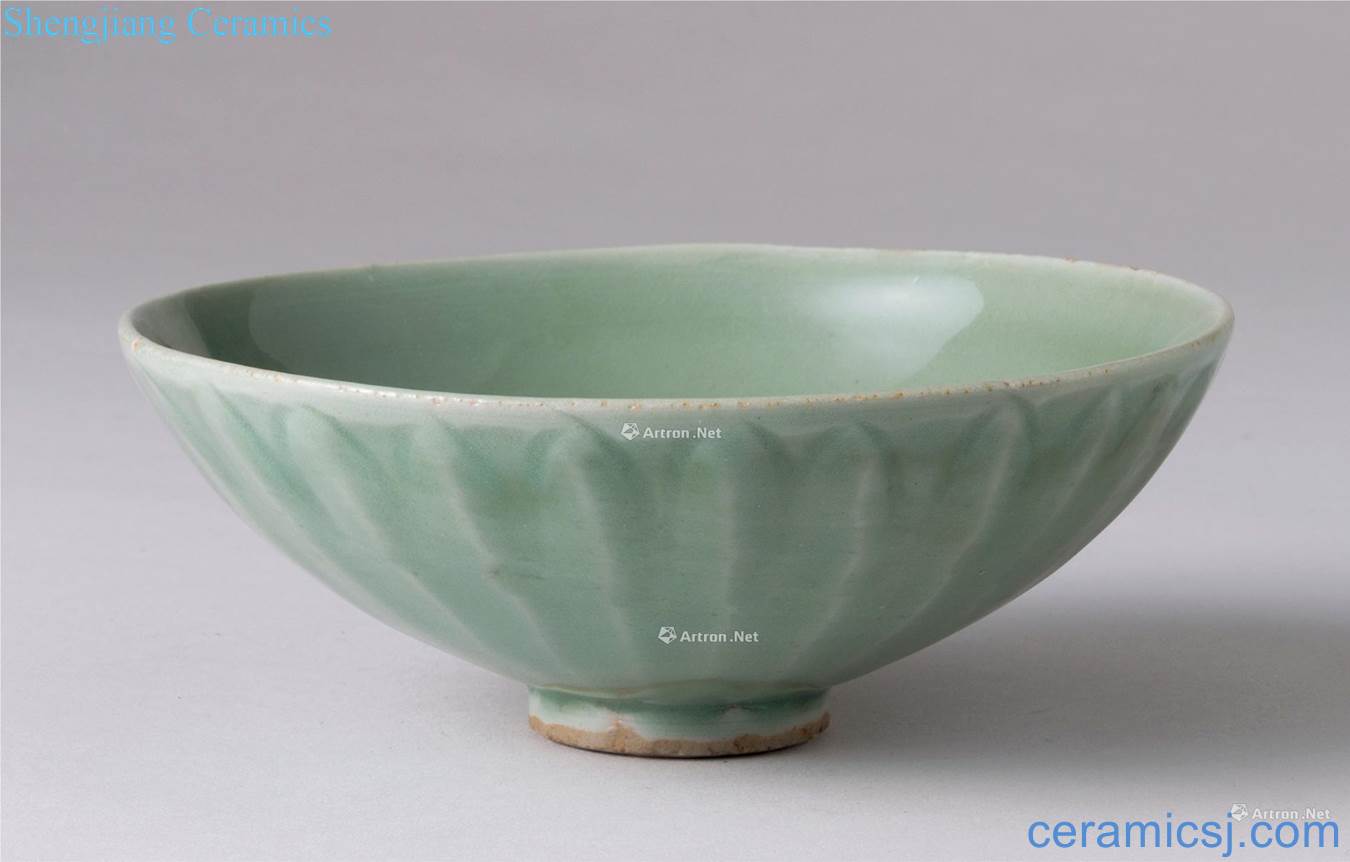 yuan Longquan celadon green magnetic lotus-shaped bowl