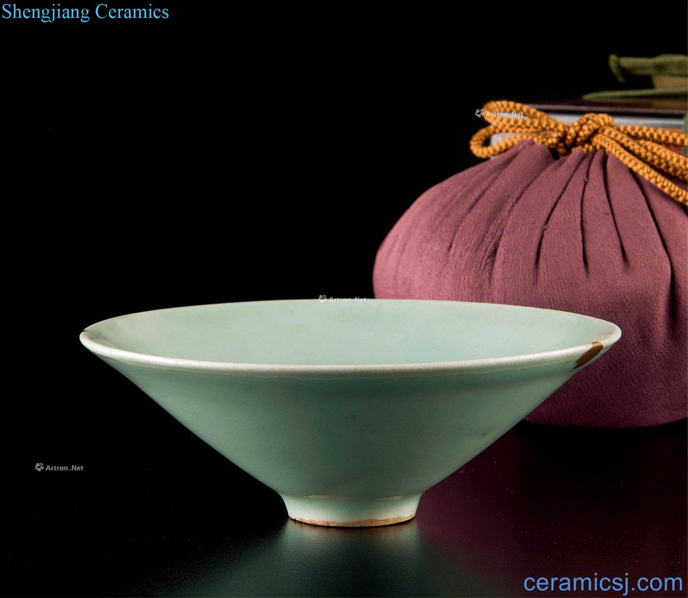 The southern song dynasty longquan celadon green magnetic hat to bowl