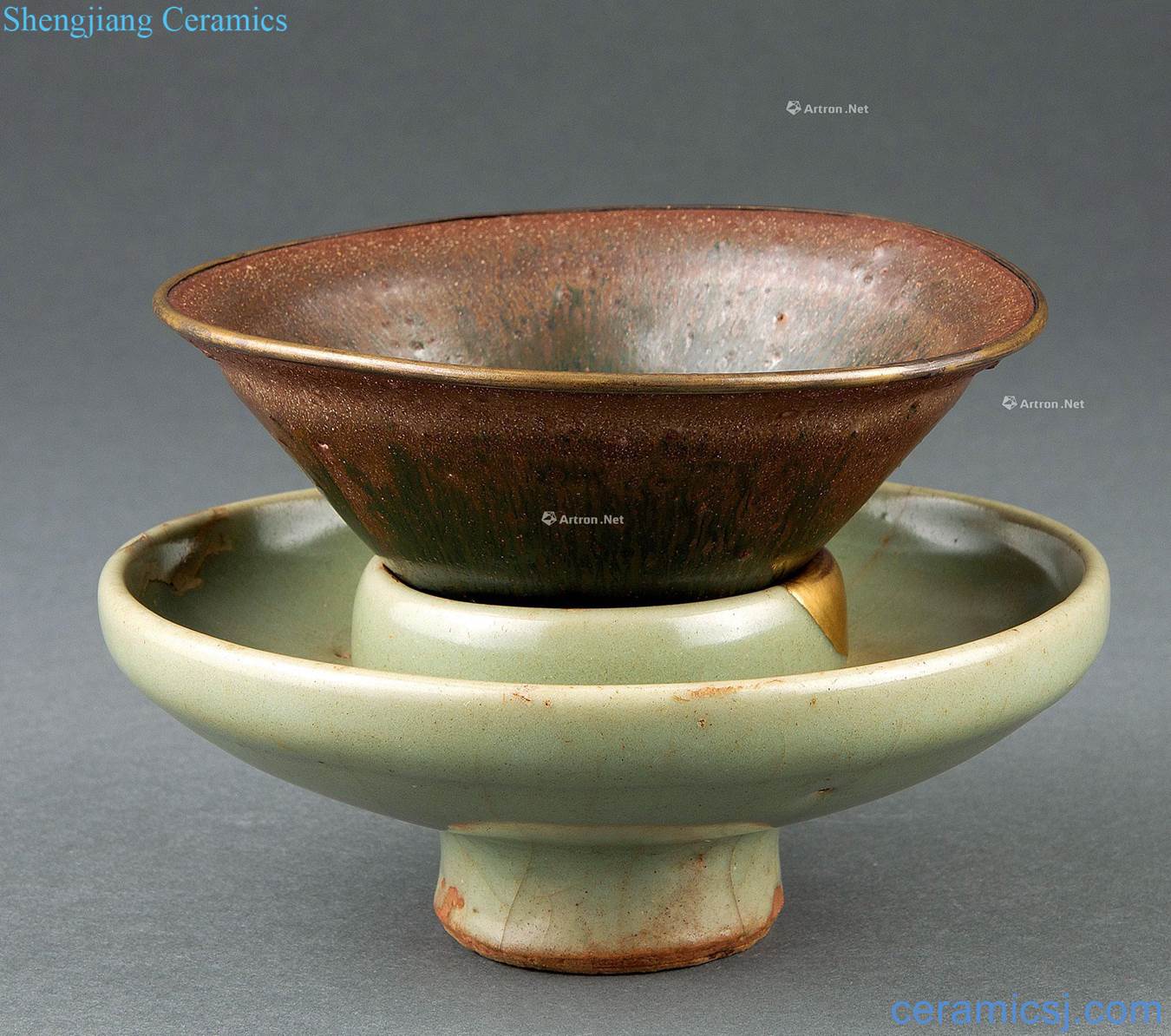 In song and yuan To build kilns temmoku bowl Longquan celadon green magnetic light