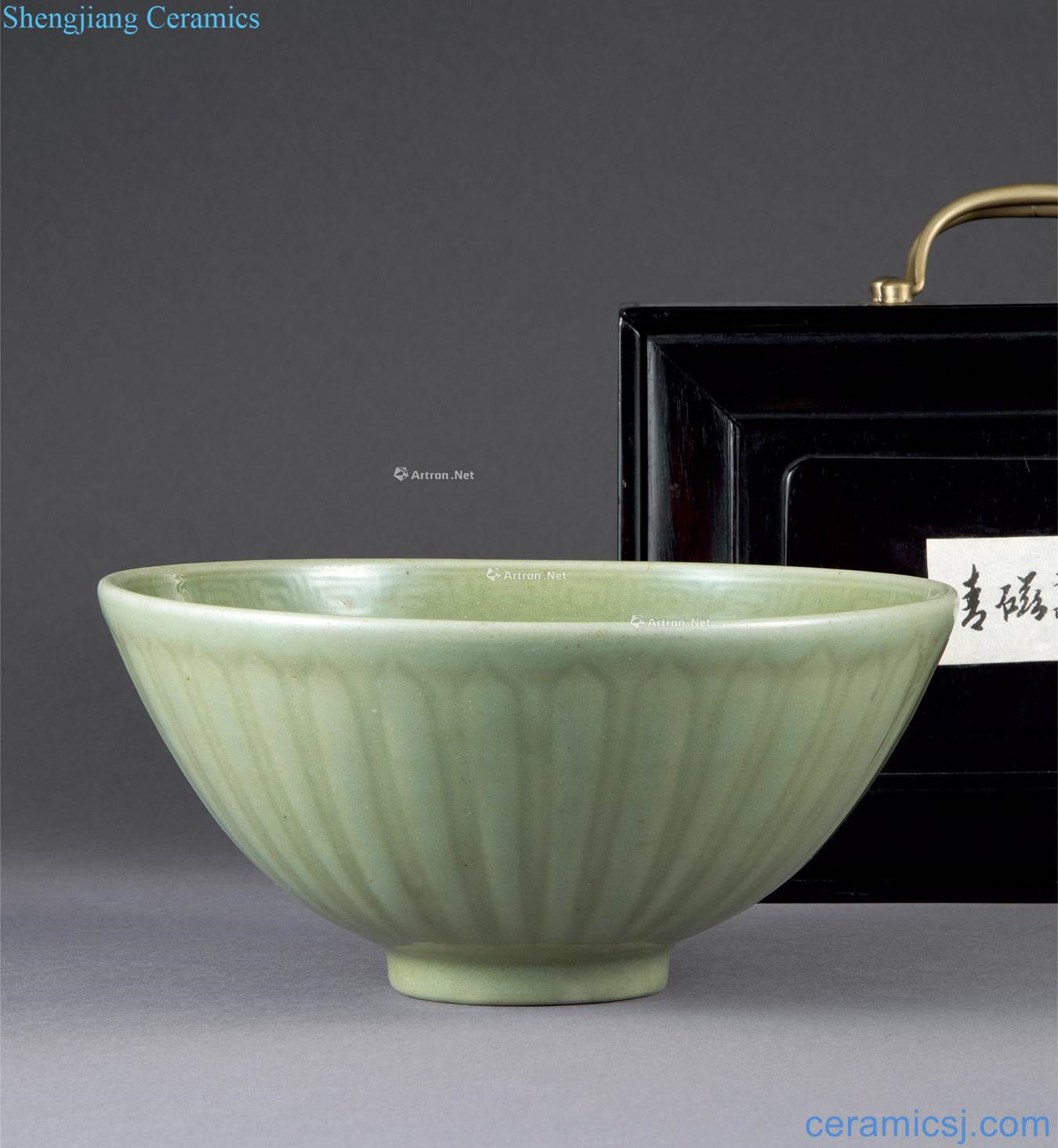 Ming Longquan celadon green magnetic lotus-shaped bowl