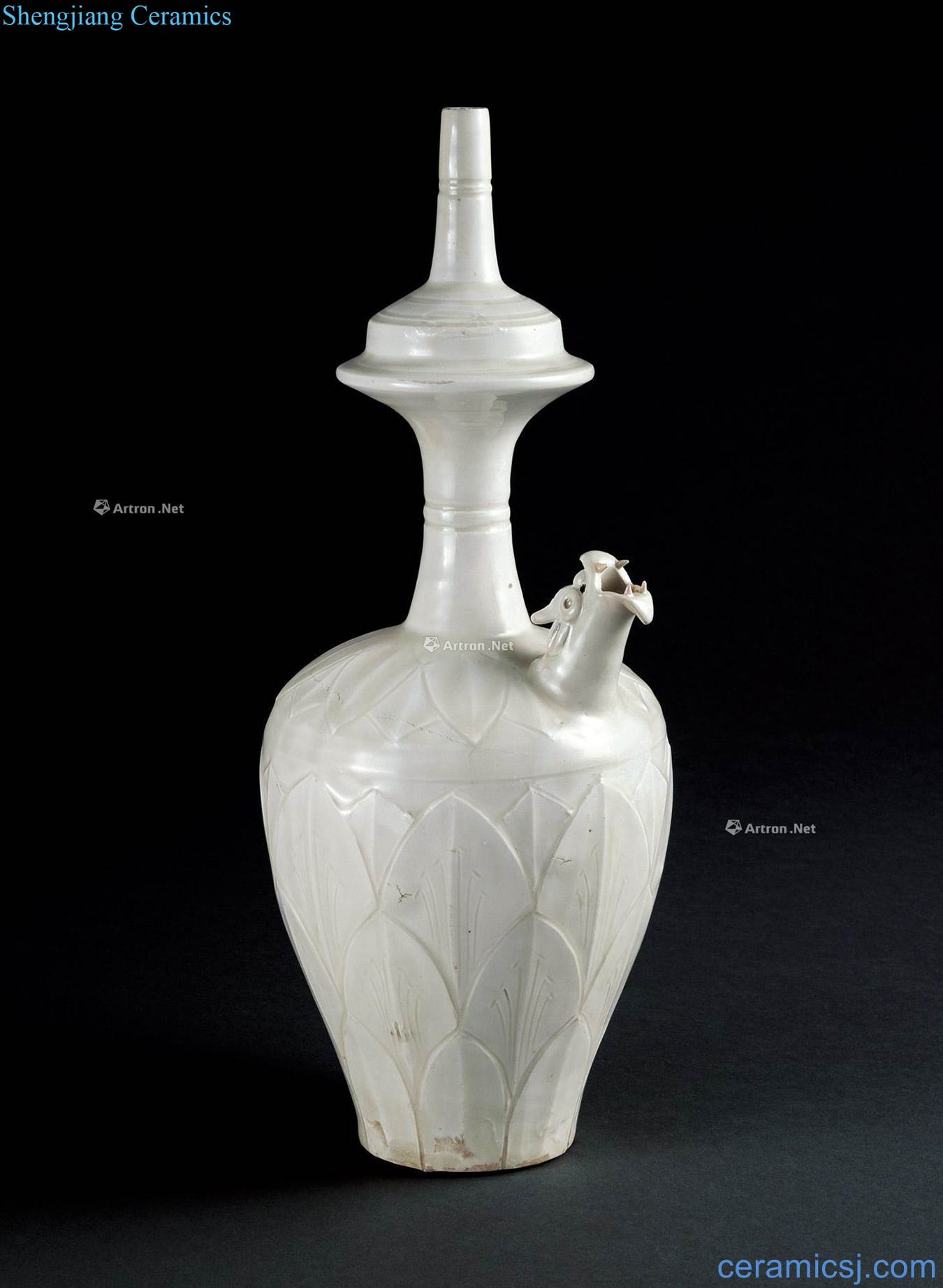Northern song dynasty kiln carved dragon lotus-shaped grain white glaze net bottles