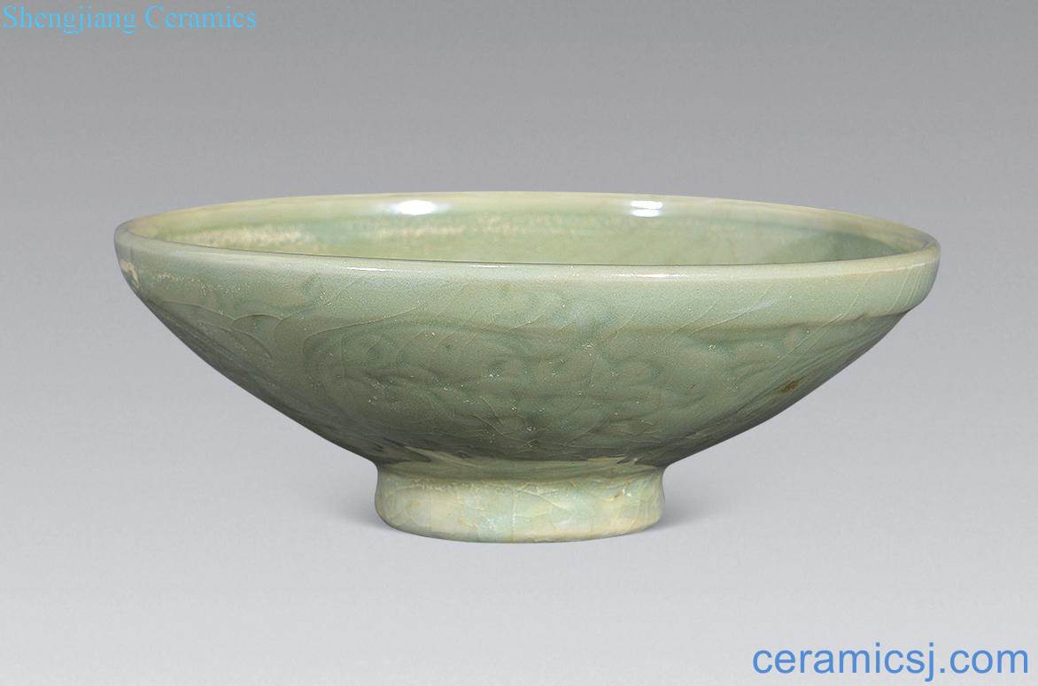 The early Ming dynasty longquan celadon dark carved lotus grain hat to light