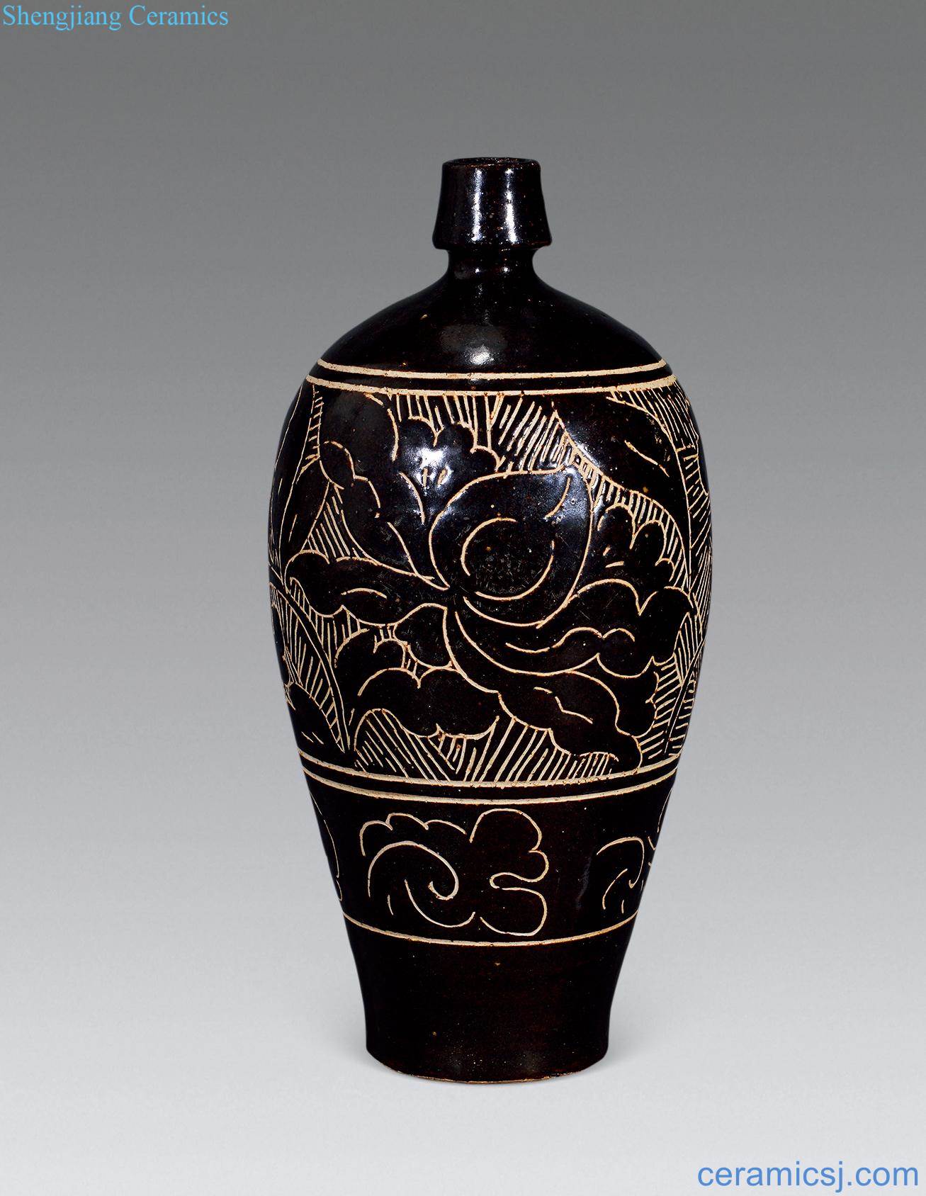 Ming The black glaze carved flower bottle