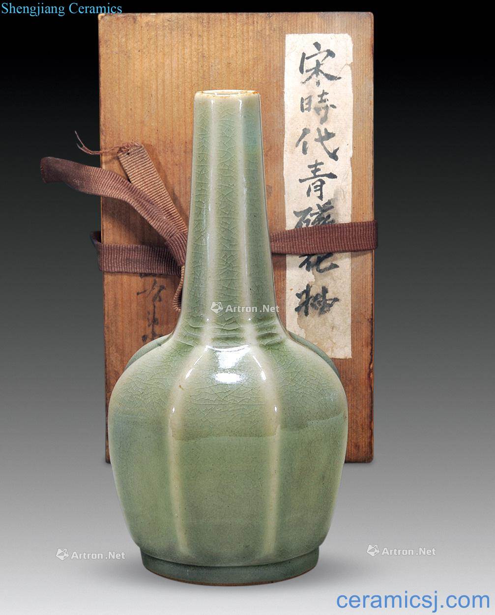 Ming Green glaze eight arrises flask